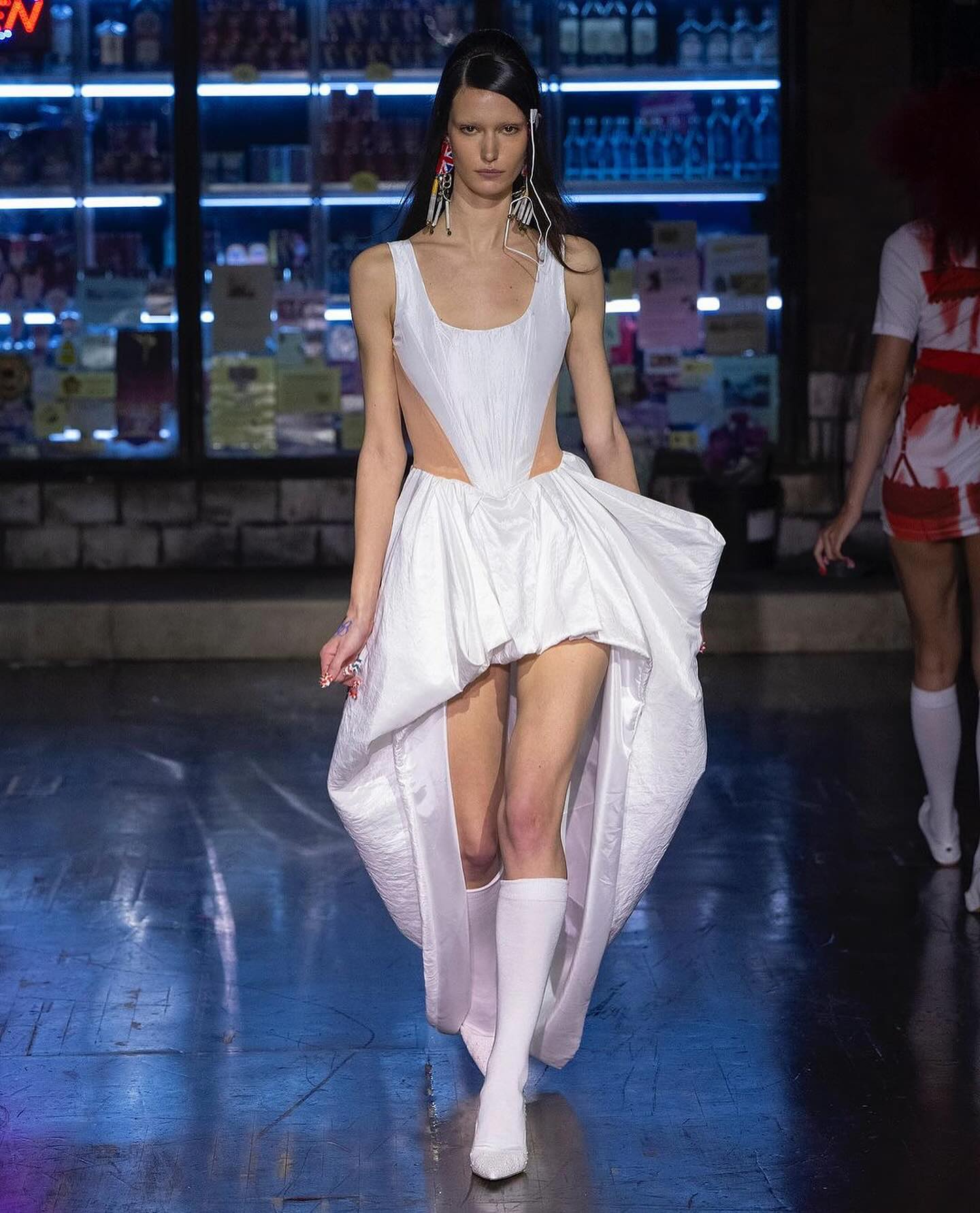 시네드 고레이, 아이팟·담배갑·헤어롤러로 재정의한 런던 패션 — Look 3