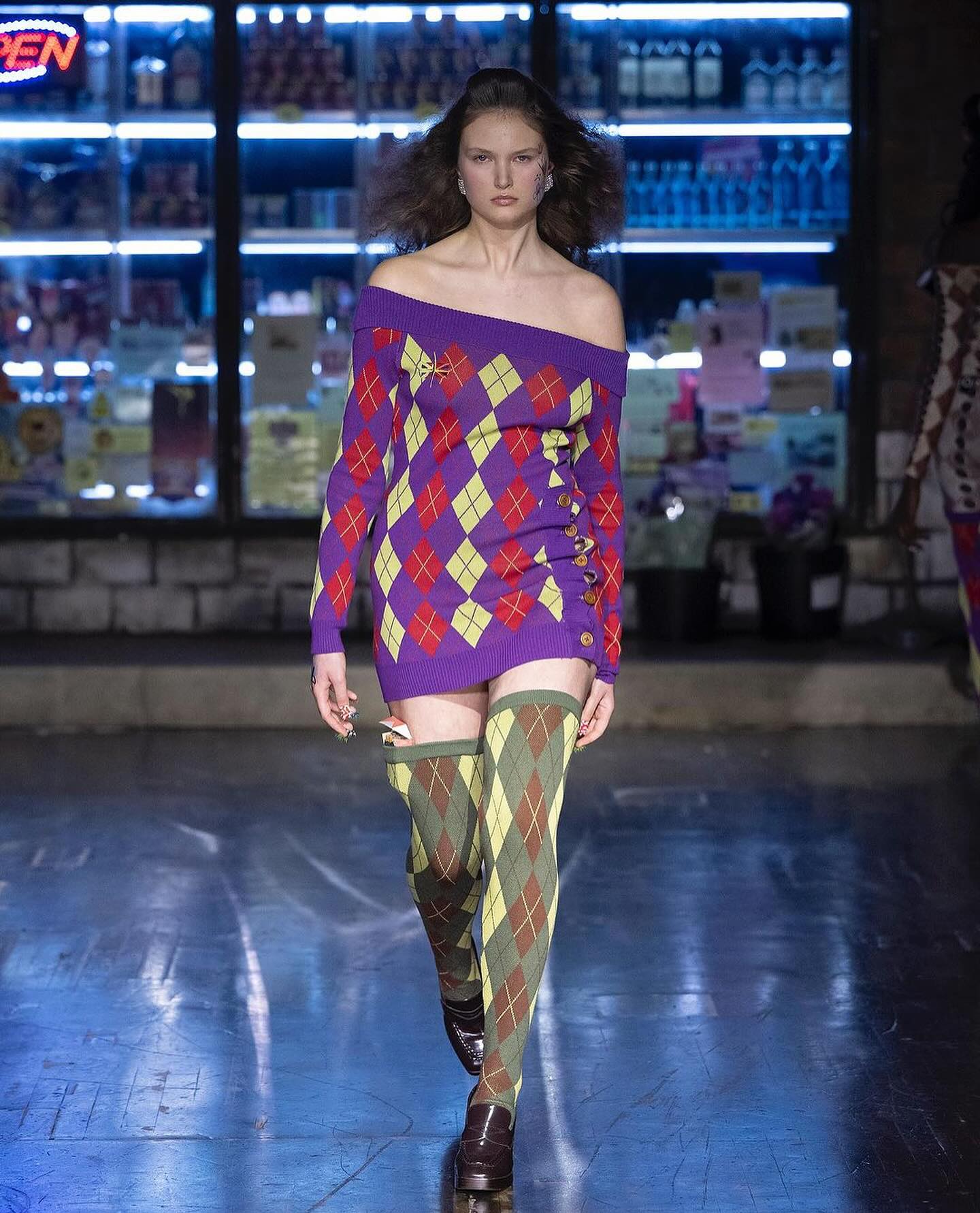 시네드 고레이, 아이팟·담배갑·헤어롤러로 재정의한 런던 패션 — Look 10