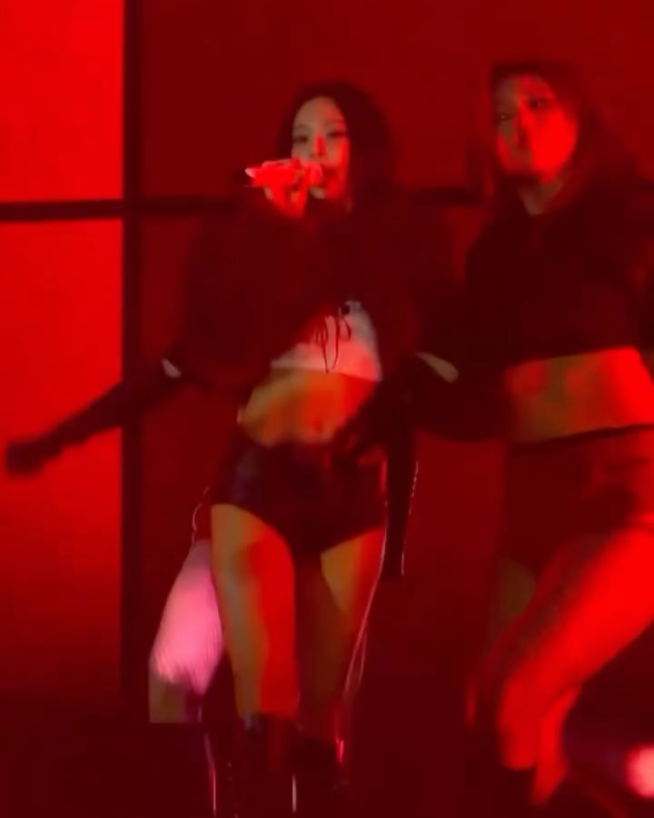 제니 X 미스식스티, 컴플렉스콘 홍콩에서 Y2K 무대 룩 공개 — Look 4