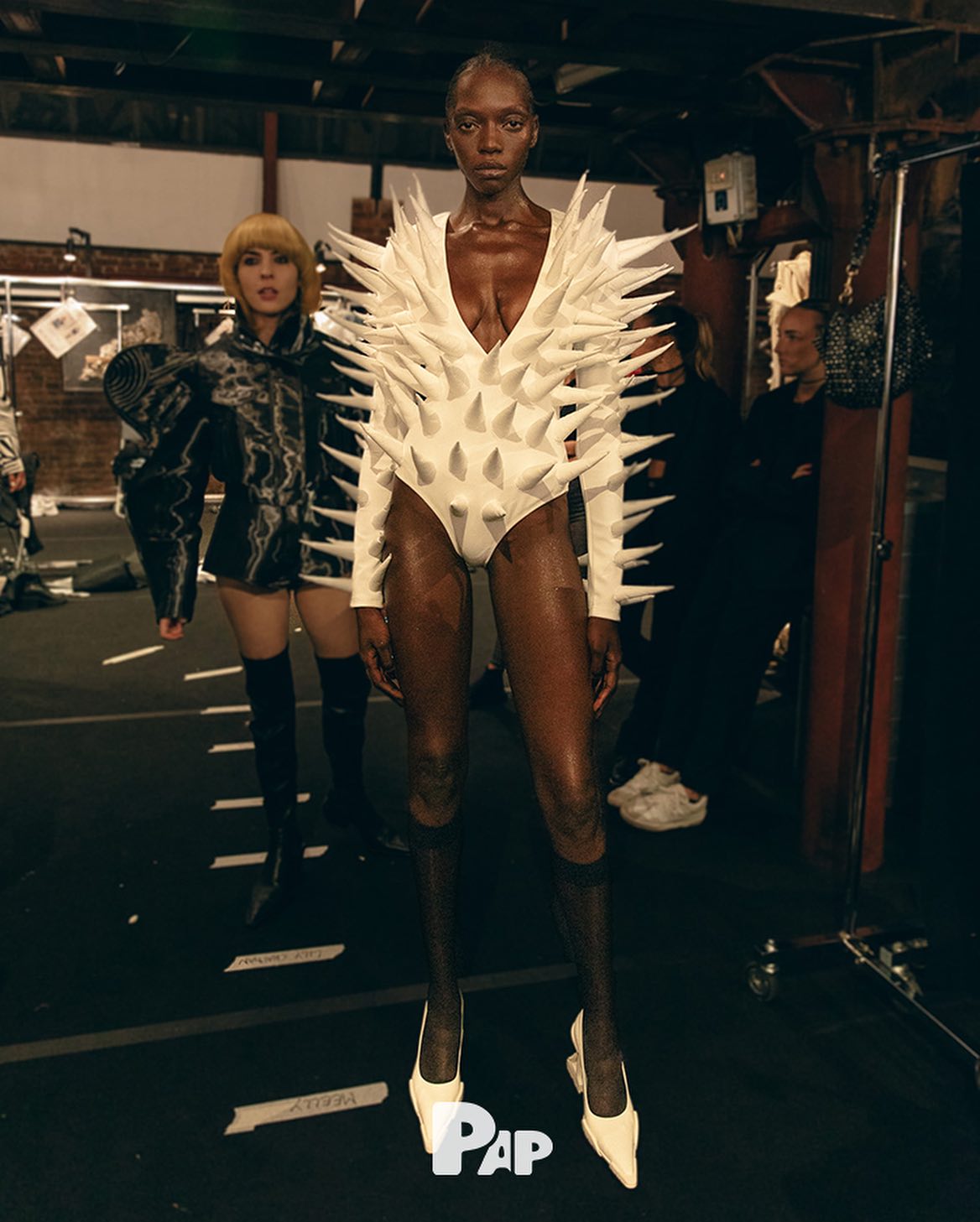 안나키키, 밀라노 패션위크 SS24 백스테이지 — Look 2
