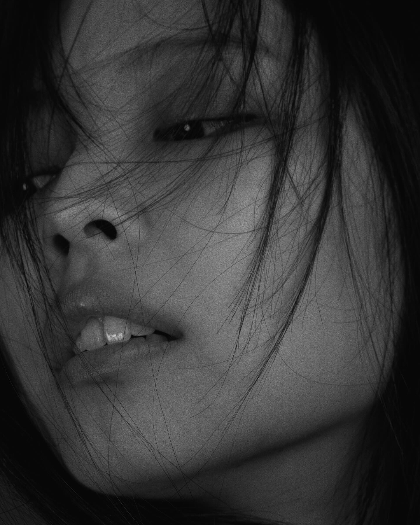 홍장현이 본 제니, 아이콘 이전의 숨결 — Look 2