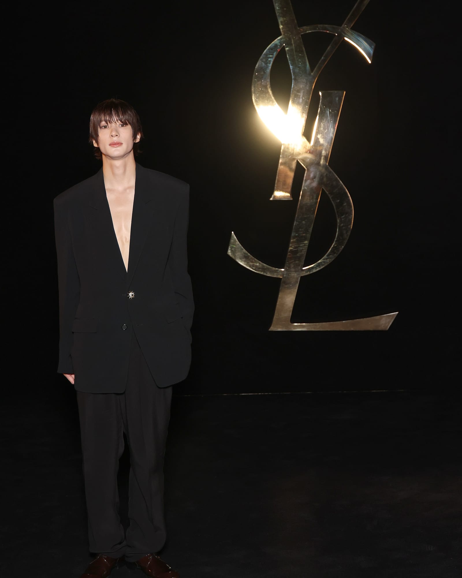 에펠탑 아래, 생 로랑이 부른 얼굴들 — saint laurent, Look 6