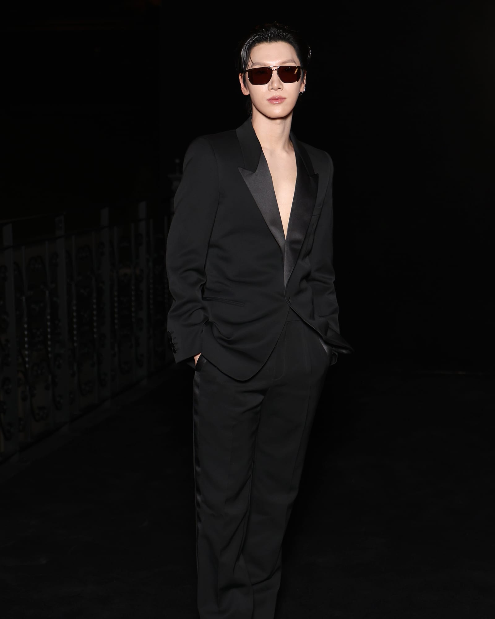에펠탑 아래, 생 로랑이 부른 얼굴들 — saint laurent, Look 8