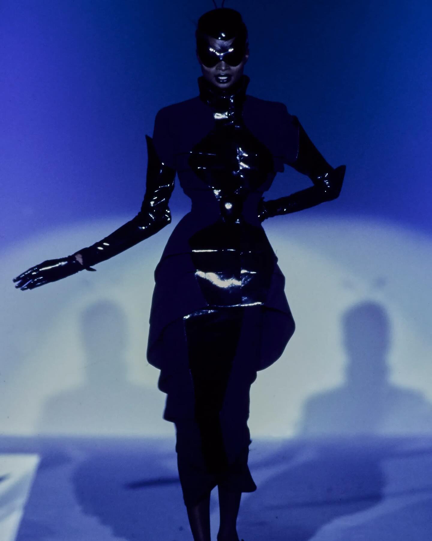 1997년 뮈글러, 아방가르드로 재정의한 브랜드 아이덴티티 — Look 3