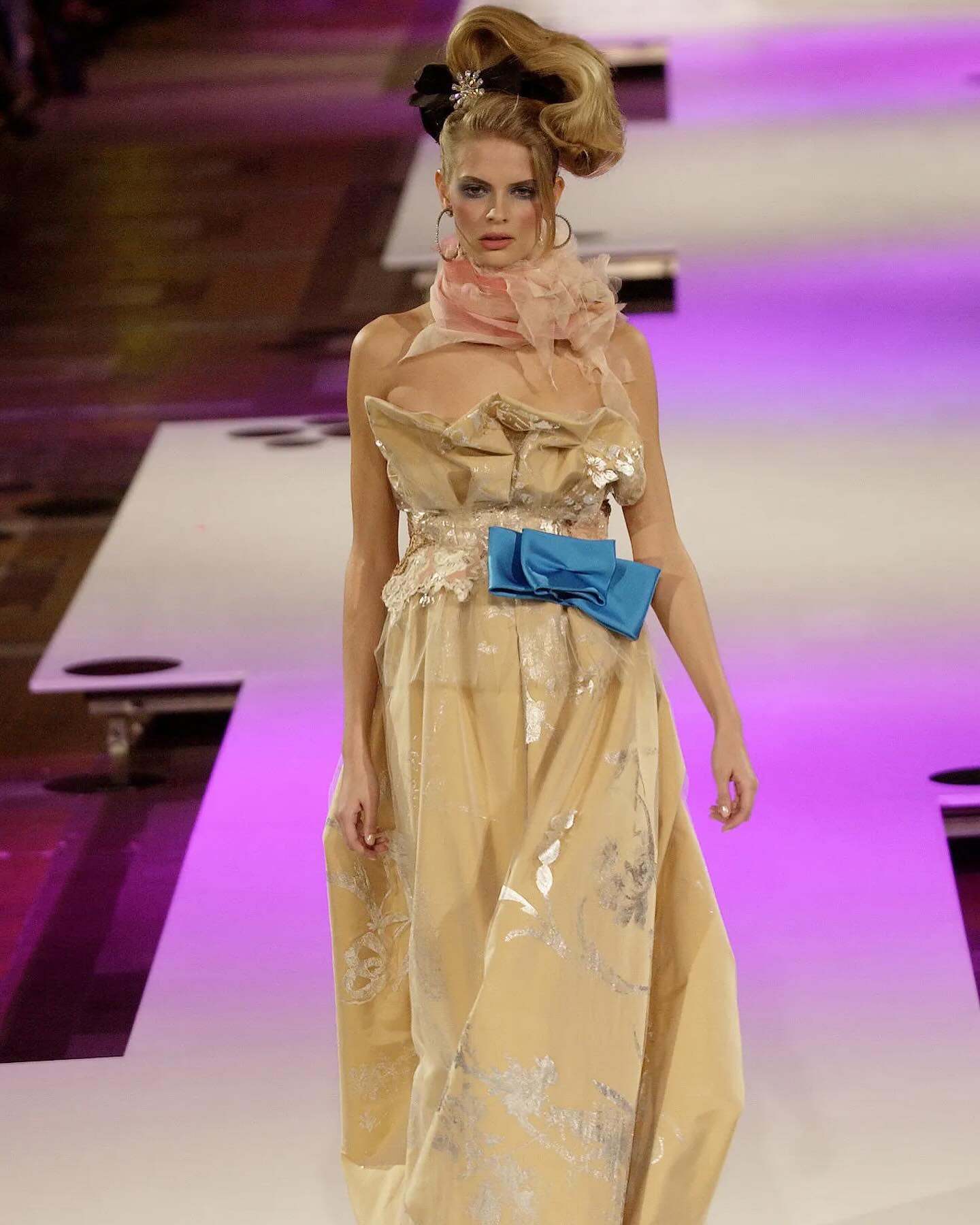 크리스찬 라크루아 2004 SS, 색채로 말하는 보헤미안 로맨스 — Look 4