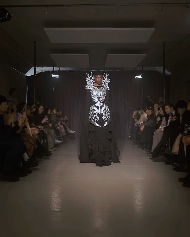마를롱 페리, 전쟁의 기억에서 피어난 2025 SS 오뜨 꾸뛰르 — Look 4