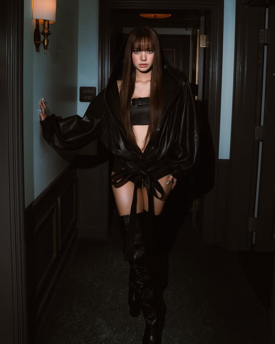 리사가 풀어준 'Tarantino' 비하인드 컷 — lisa, Look 8