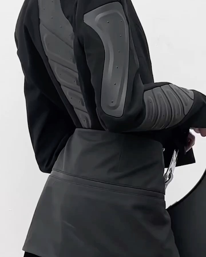 블랙의 다채로운 얼굴, 헬리오트 에밀 24SS 디테일 — Look 2
