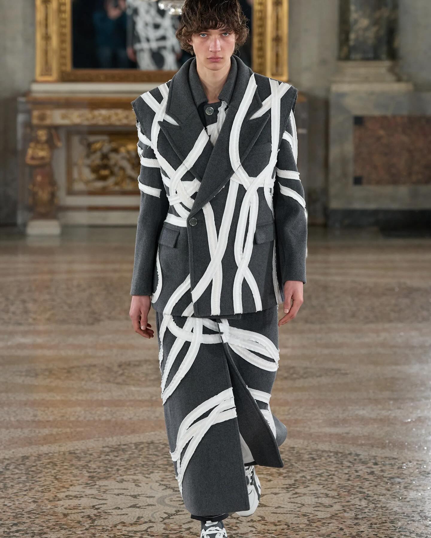프러나운스 24FW, 장자의 호접몽에서 피어난 곡선의 시 — Look 5