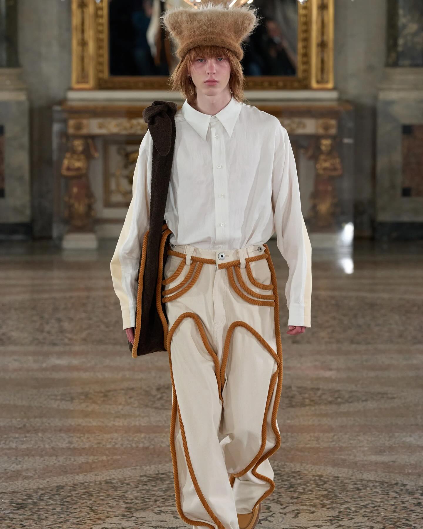 프러나운스 24FW, 장자의 호접몽에서 피어난 곡선의 시 — Look 6