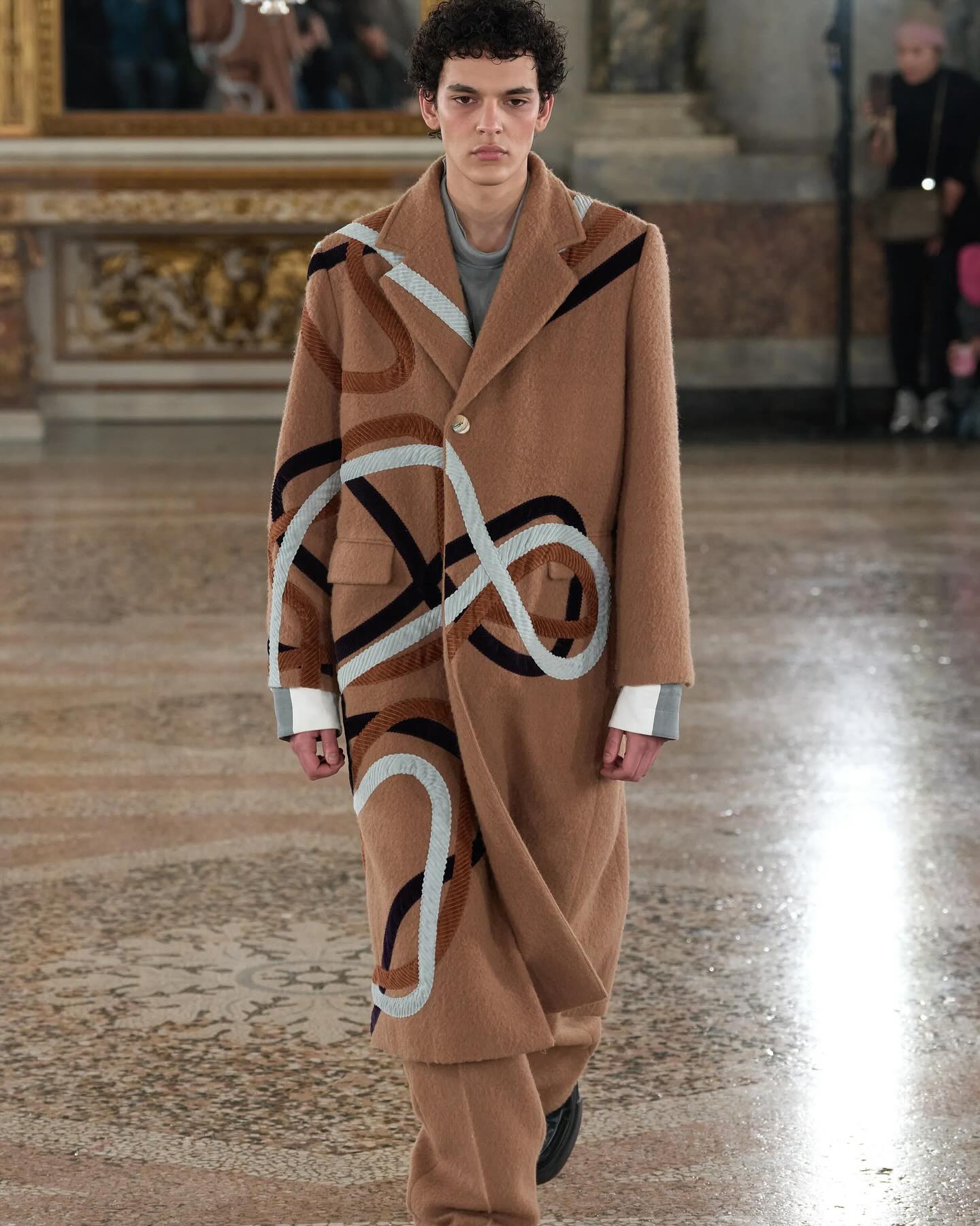 프러나운스 24FW, 장자의 호접몽에서 피어난 곡선의 시 — Look 7