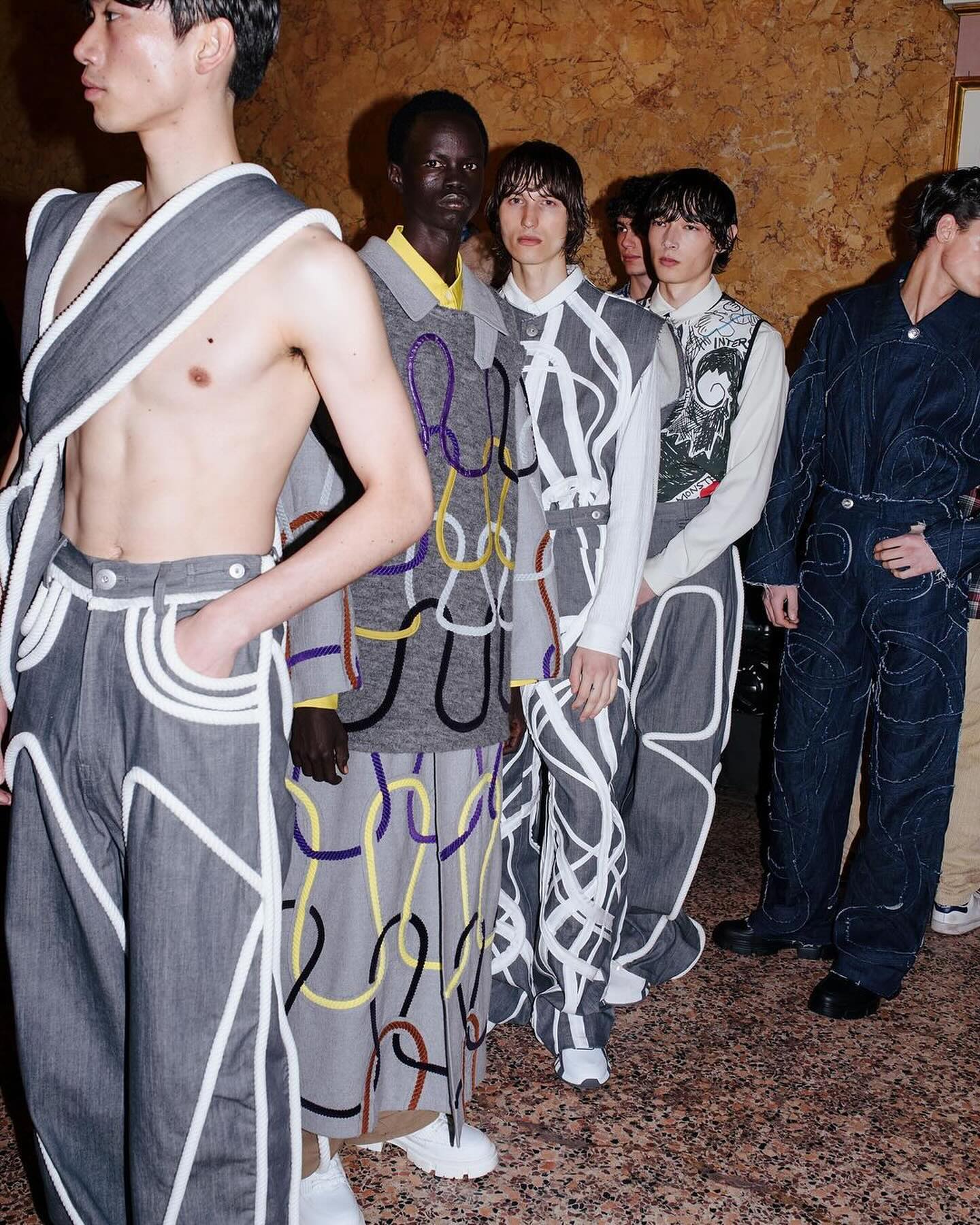 프러나운스 24FW, 장자의 호접몽에서 피어난 곡선의 시 — Look 9