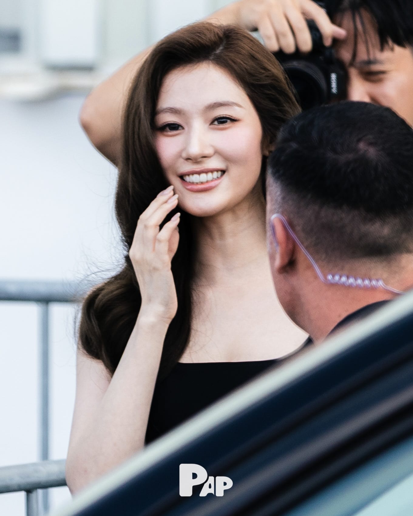 밀라노에 도착한 사나의 스퀘어넥 블랙 드레스 — sana, Look 2