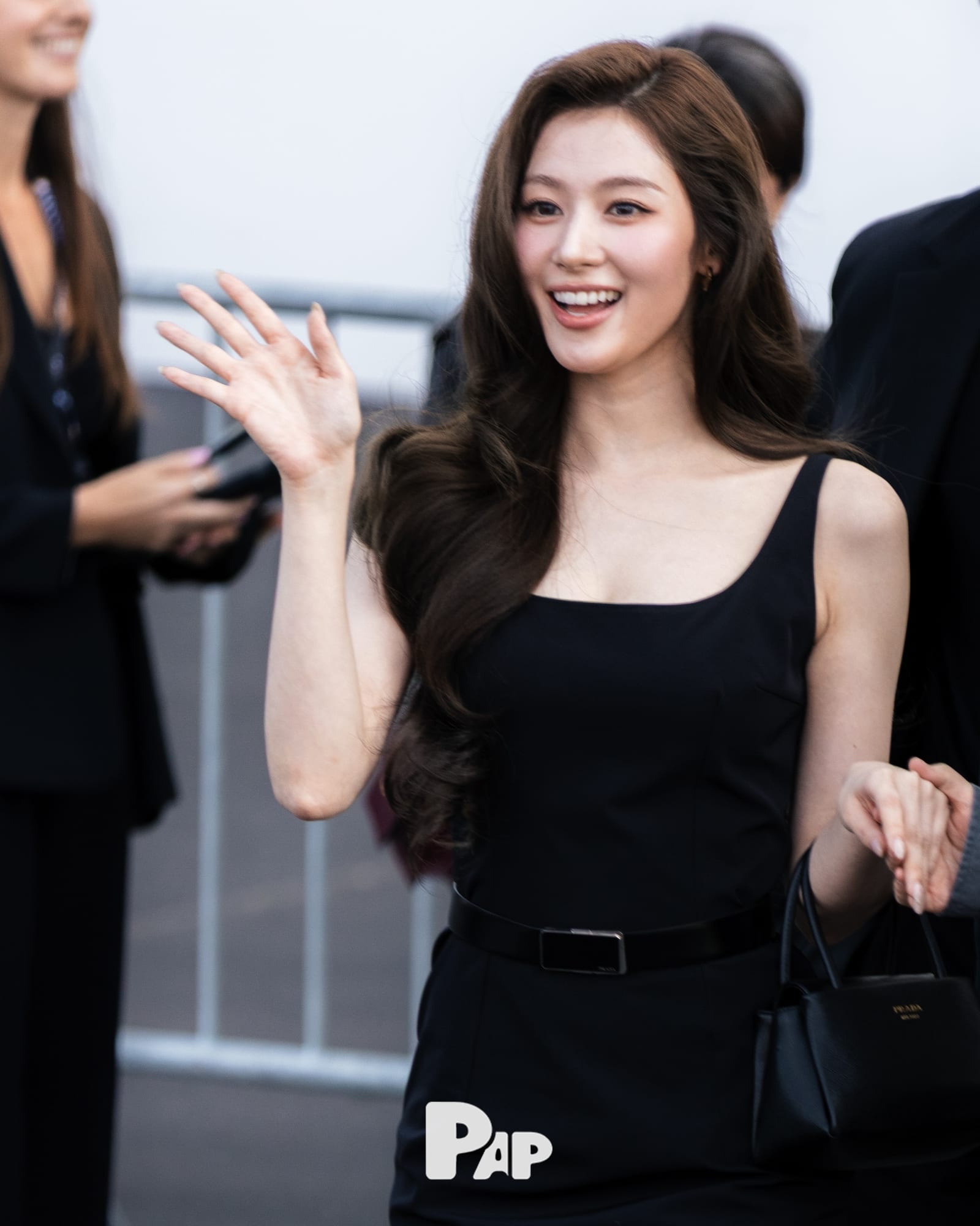 밀라노에 도착한 사나의 스퀘어넥 블랙 드레스 — sana, Look 3