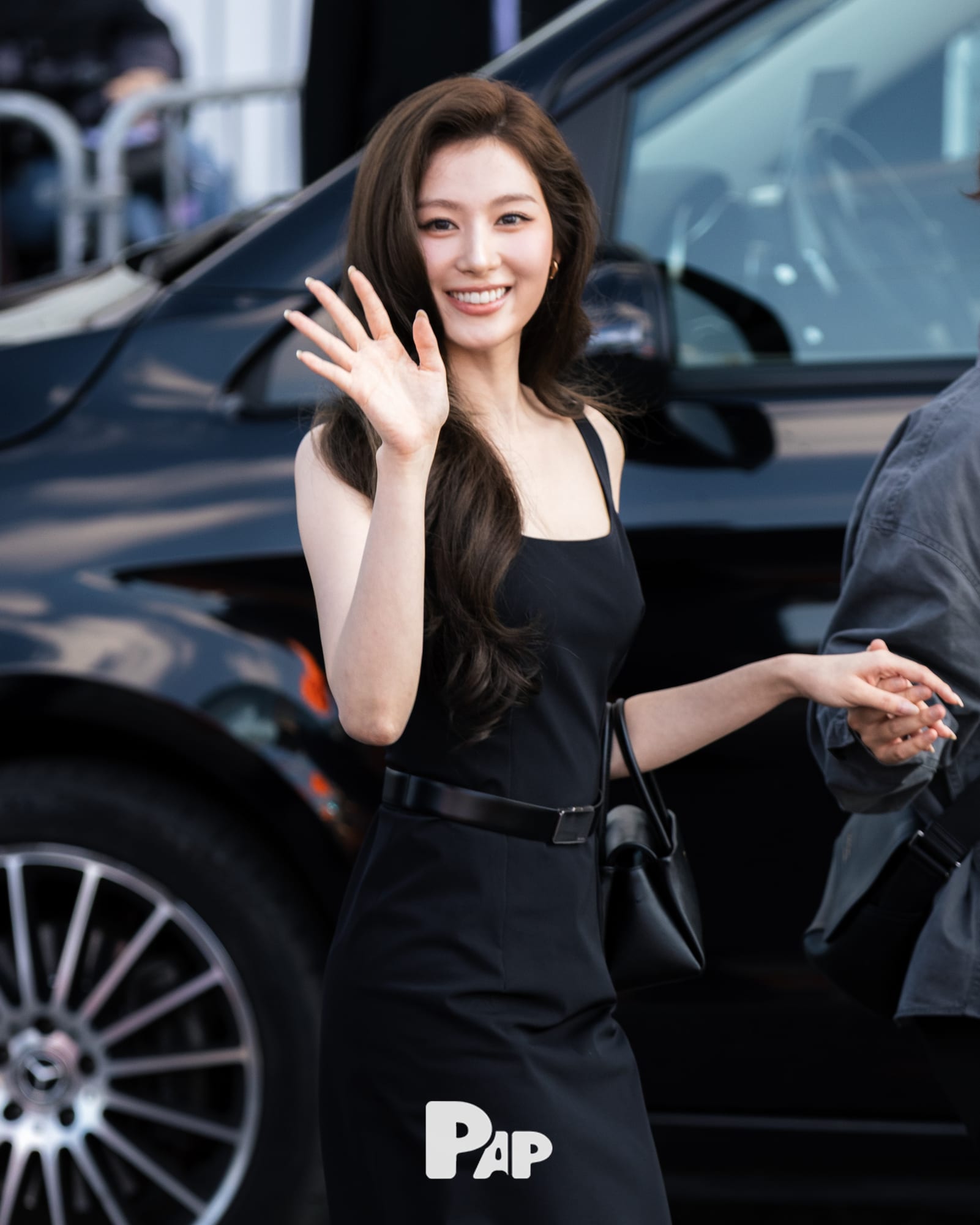밀라노에 도착한 사나의 스퀘어넥 블랙 드레스 — sana, Look 4
