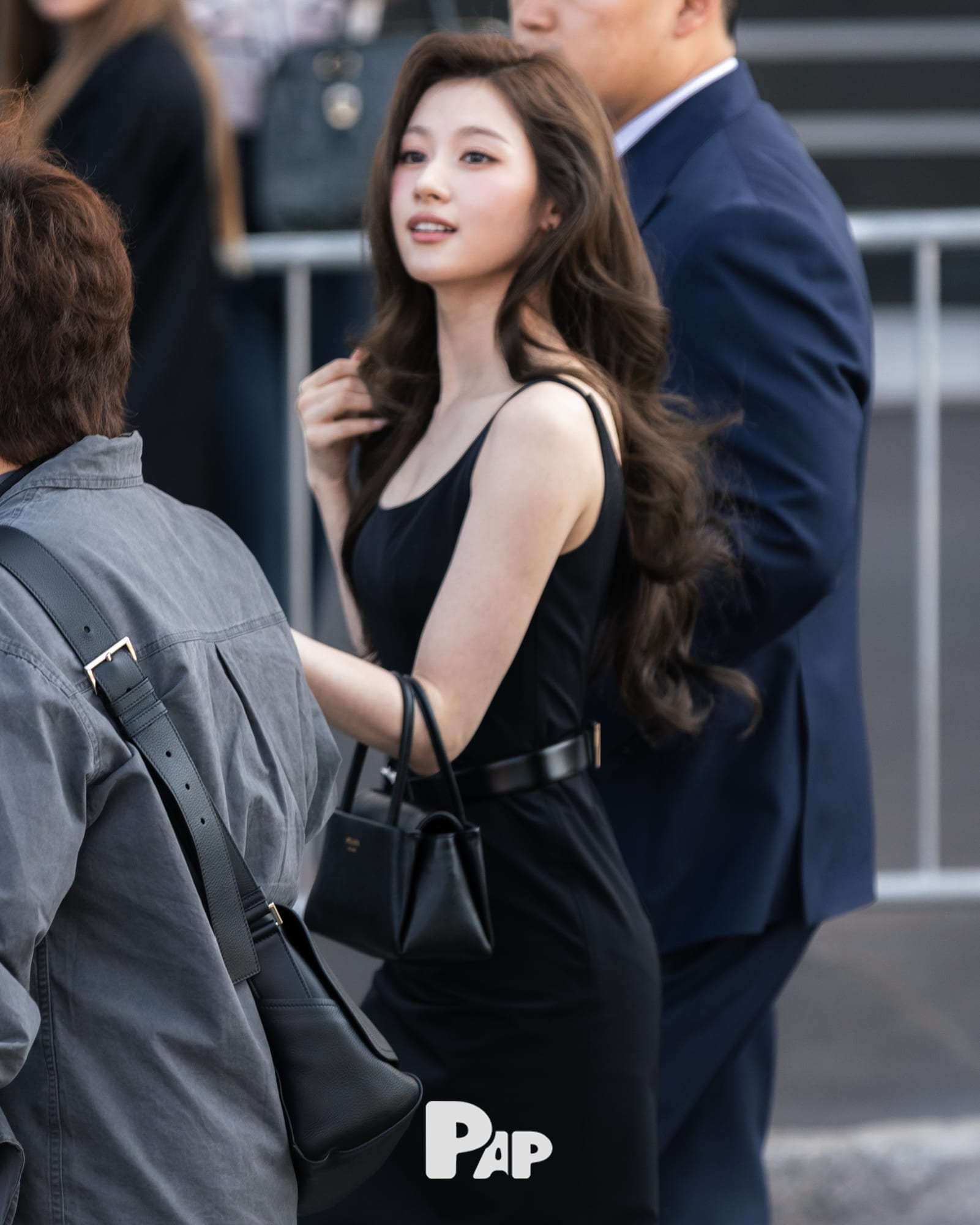 밀라노에 도착한 사나의 스퀘어넥 블랙 드레스 — sana, Look 5