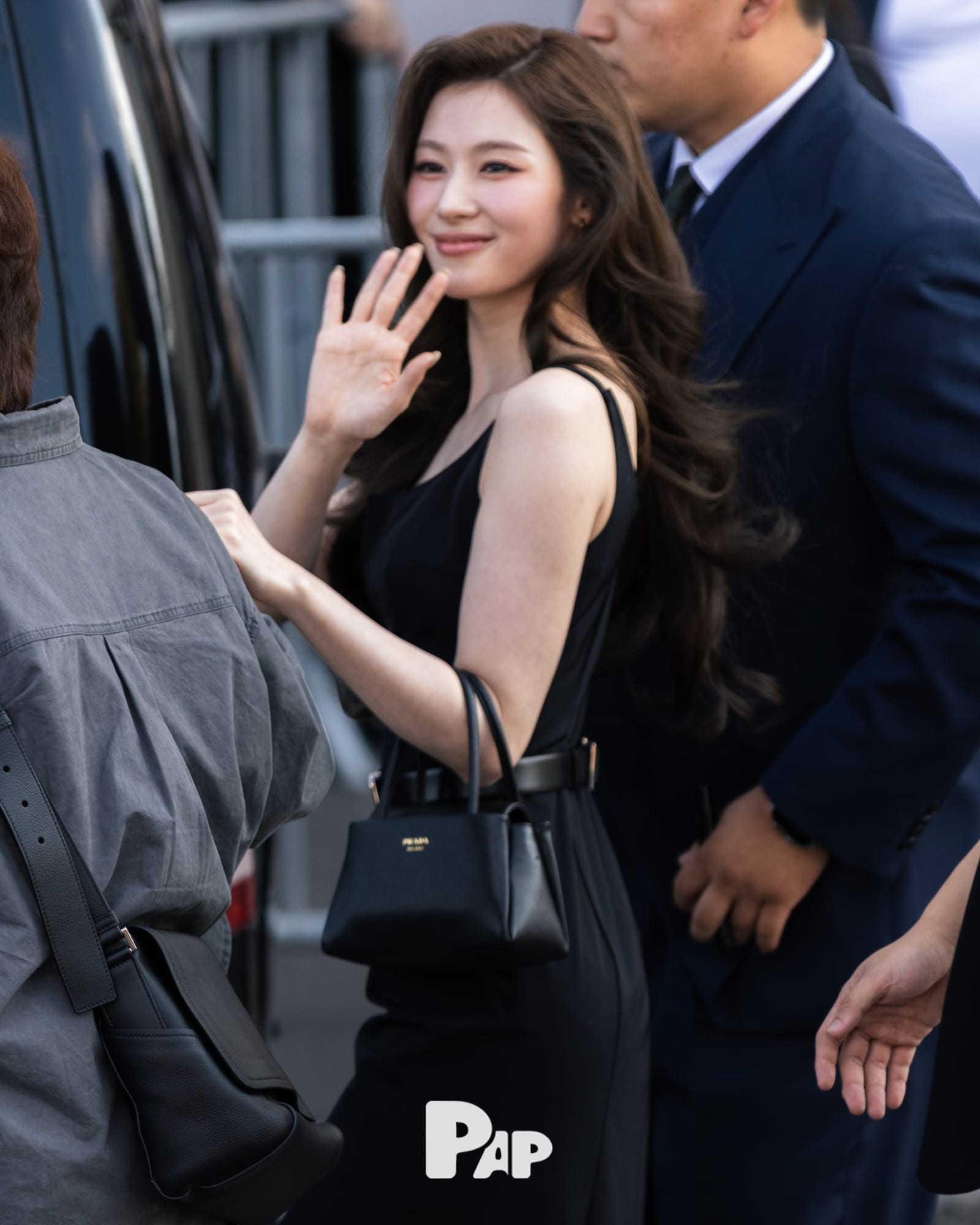 밀라노에 도착한 사나의 스퀘어넥 블랙 드레스 — sana, Look 6