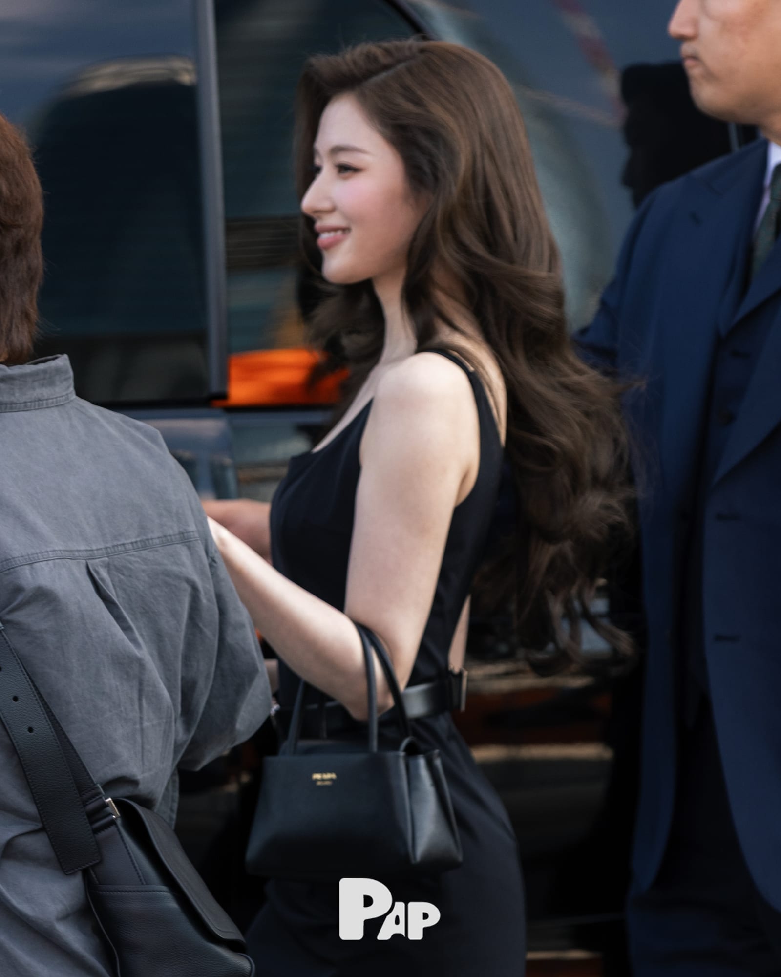 밀라노에 도착한 사나의 스퀘어넥 블랙 드레스 — sana, Look 7