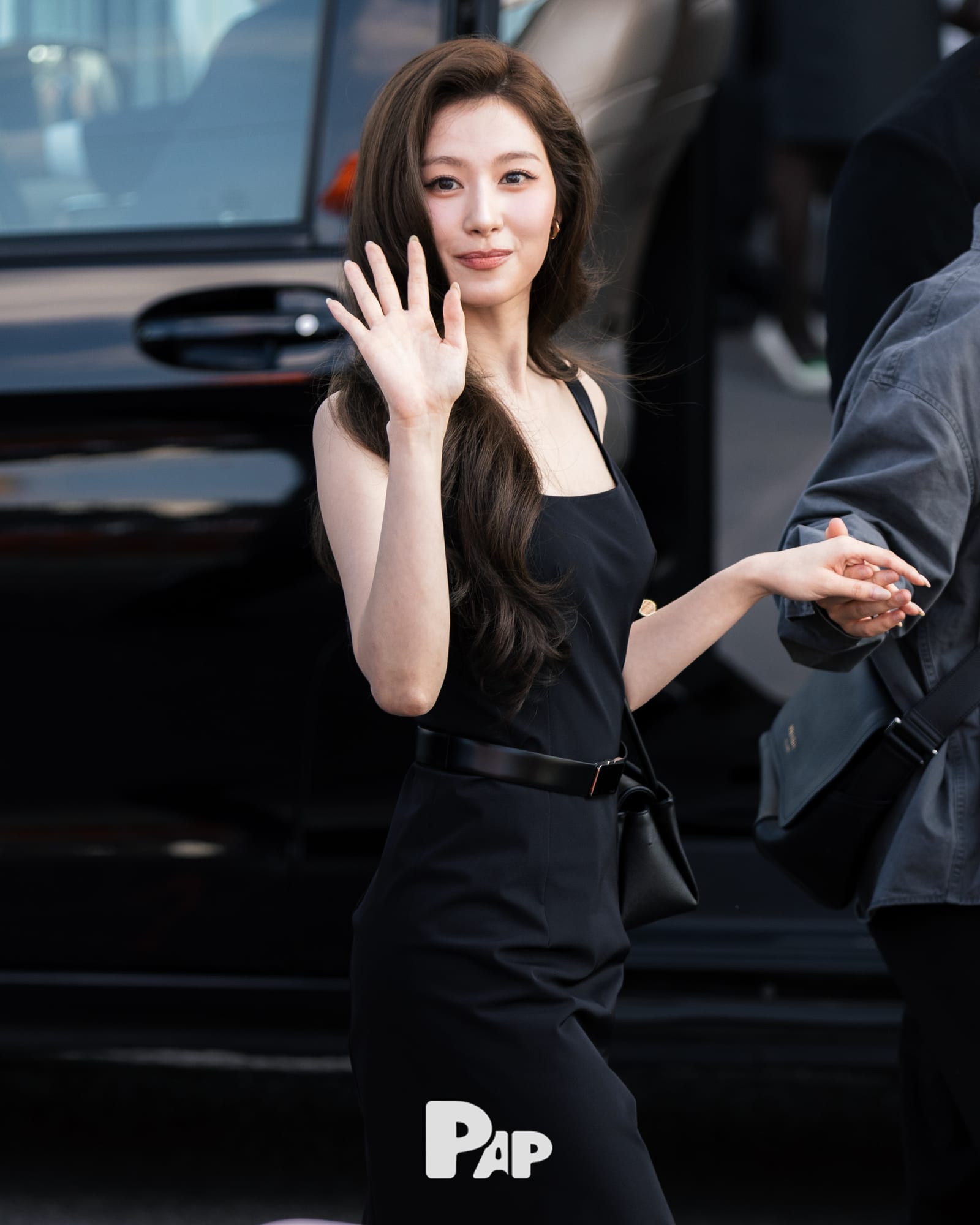 밀라노에 도착한 사나의 스퀘어넥 블랙 드레스 — sana, Look 8