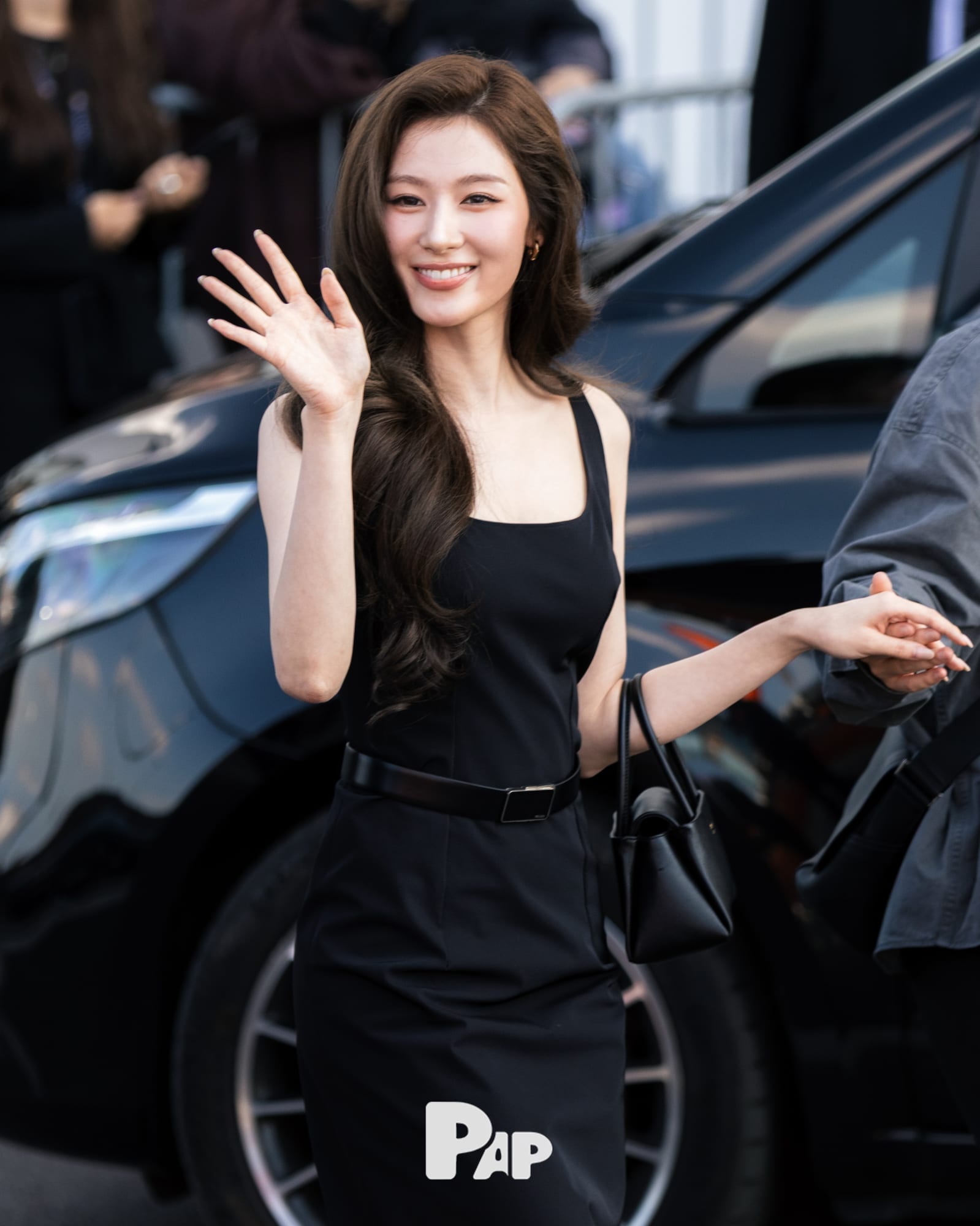 밀라노에 도착한 사나의 스퀘어넥 블랙 드레스 — sana, Look 9