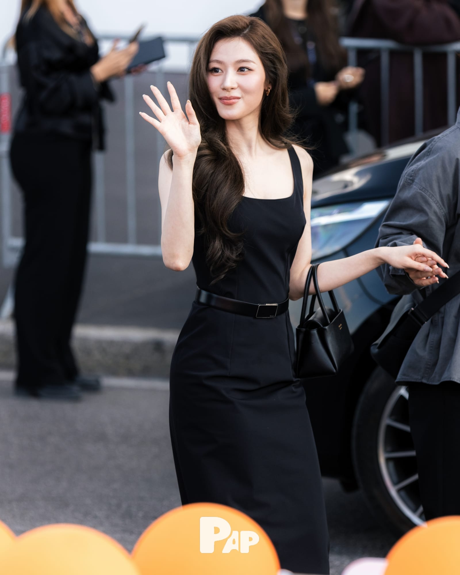밀라노에 도착한 사나의 스퀘어넥 블랙 드레스 — sana, Look 10