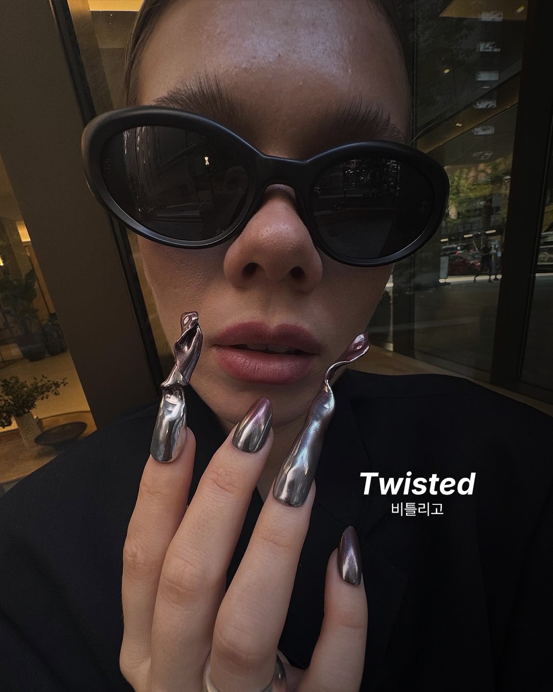 잘 만든 손톱을 구기고 잘라내는 사람 — nail art, Look 3