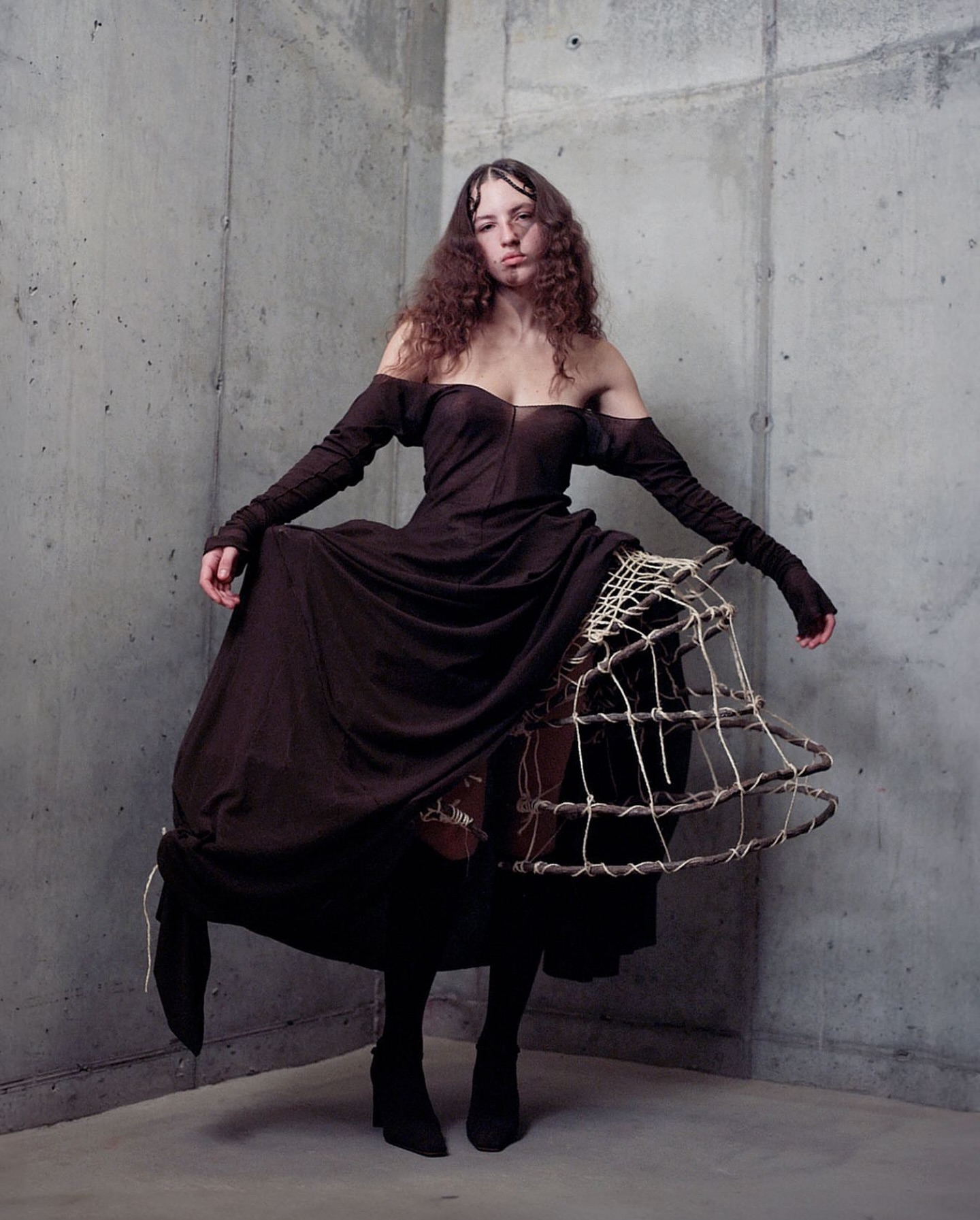 죽은 것에 새 생명을 불어넣는 패션, Zoe Gustavia Anna Whalen의 'LIFE OF HOUSEFLY' AW24 — Cover