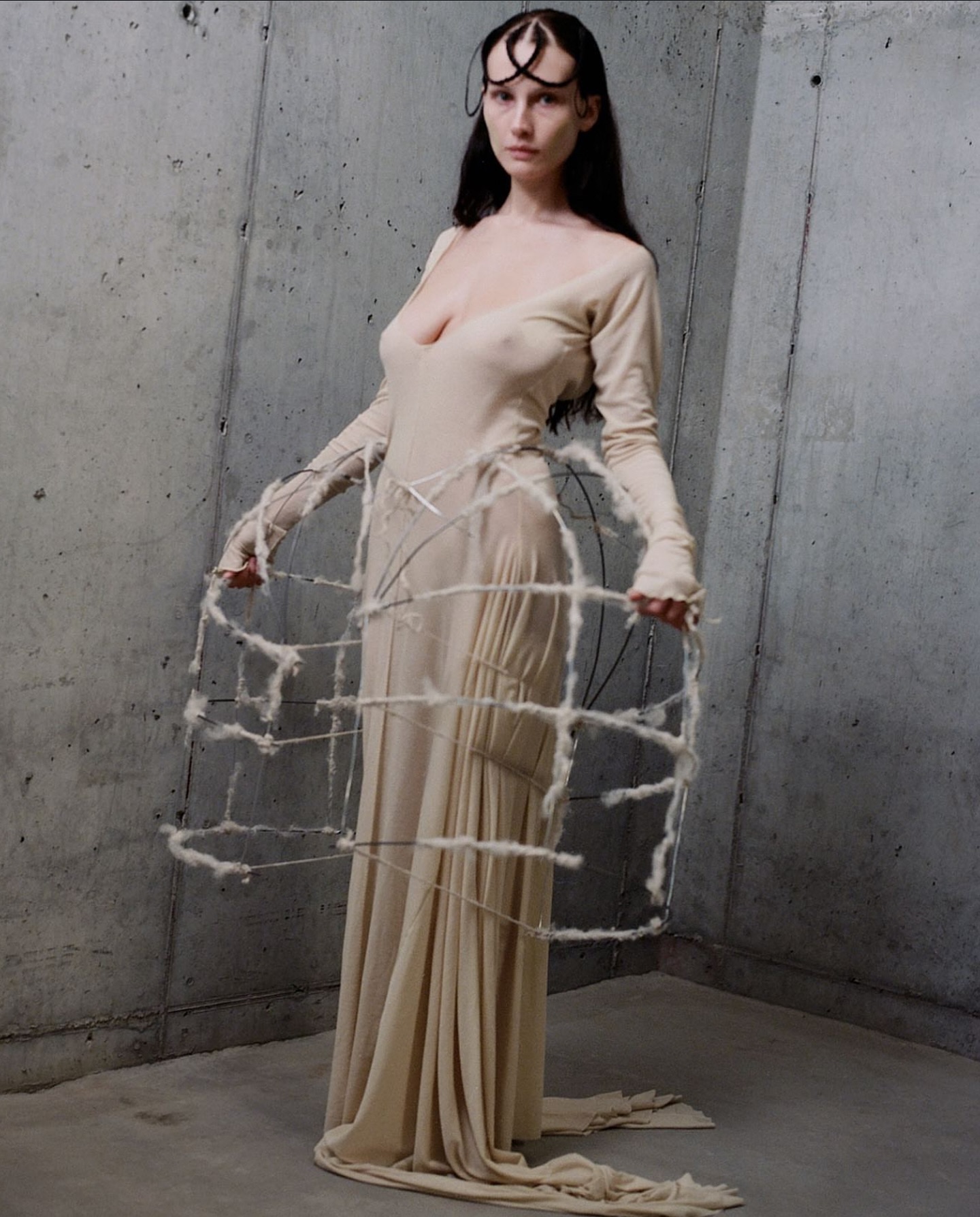 죽은 것에 새 생명을 불어넣는 패션, Zoe Gustavia Anna Whalen의 'LIFE OF HOUSEFLY' AW24 — Look 2