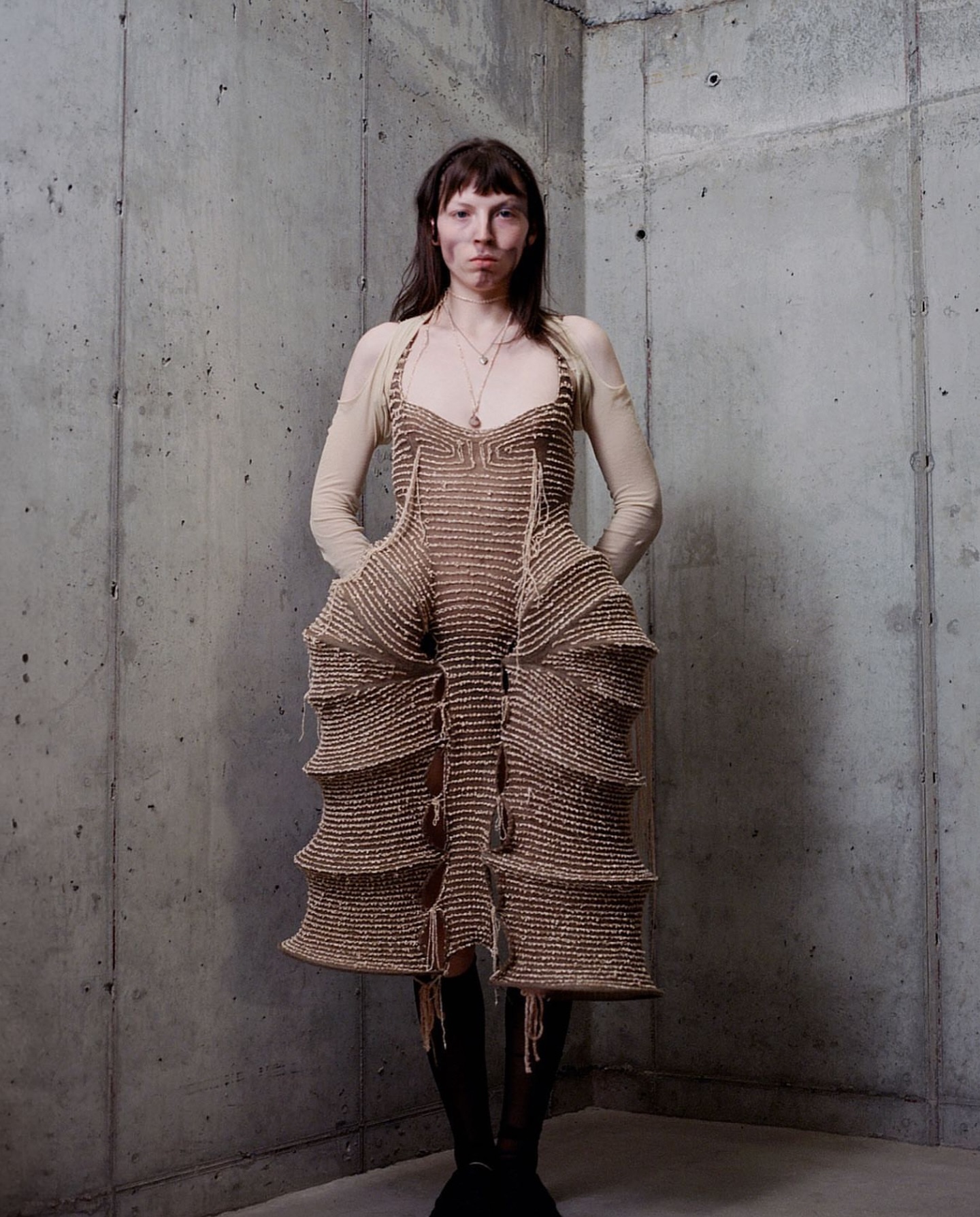 죽은 것에 새 생명을 불어넣는 패션, Zoe Gustavia Anna Whalen의 'LIFE OF HOUSEFLY' AW24 — Look 4