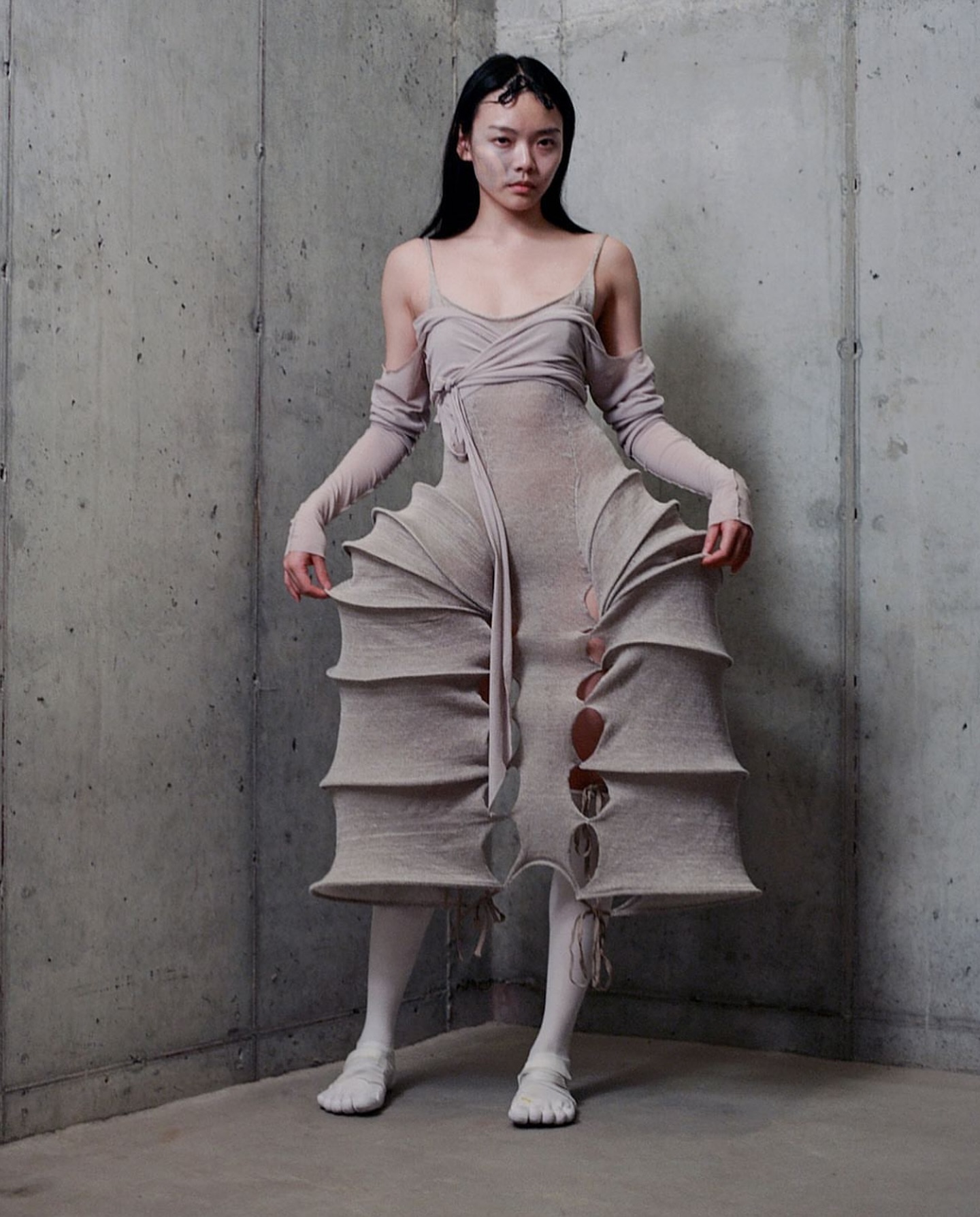 죽은 것에 새 생명을 불어넣는 패션, Zoe Gustavia Anna Whalen의 'LIFE OF HOUSEFLY' AW24 — Look 8