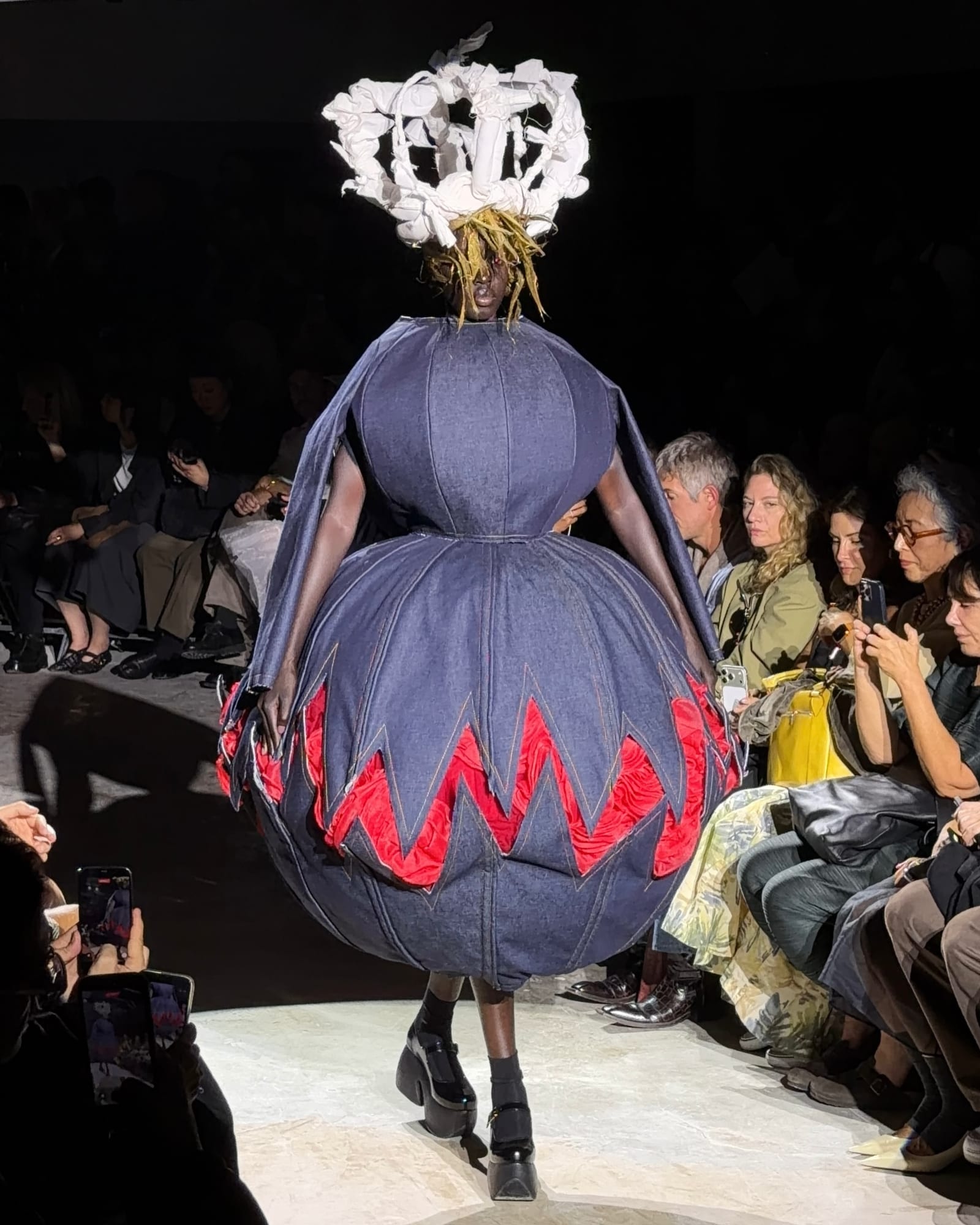 옷이 몸을 삼킨 꼼데가르송 SS27 — comme des garcons, Look 2