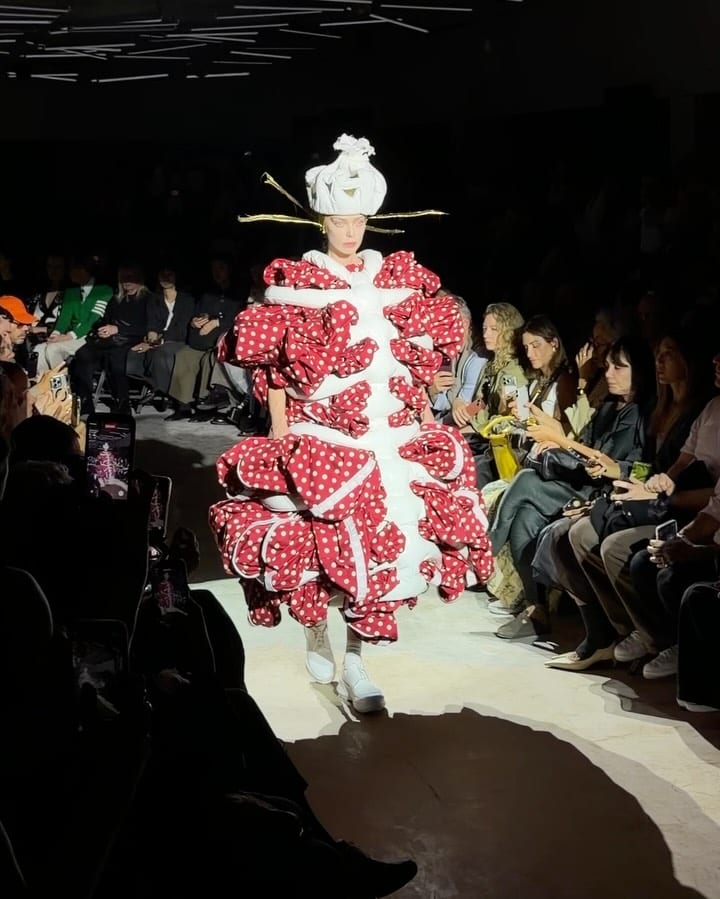 옷이 몸을 삼킨 꼼데가르송 SS27 — comme des garcons, Look 3