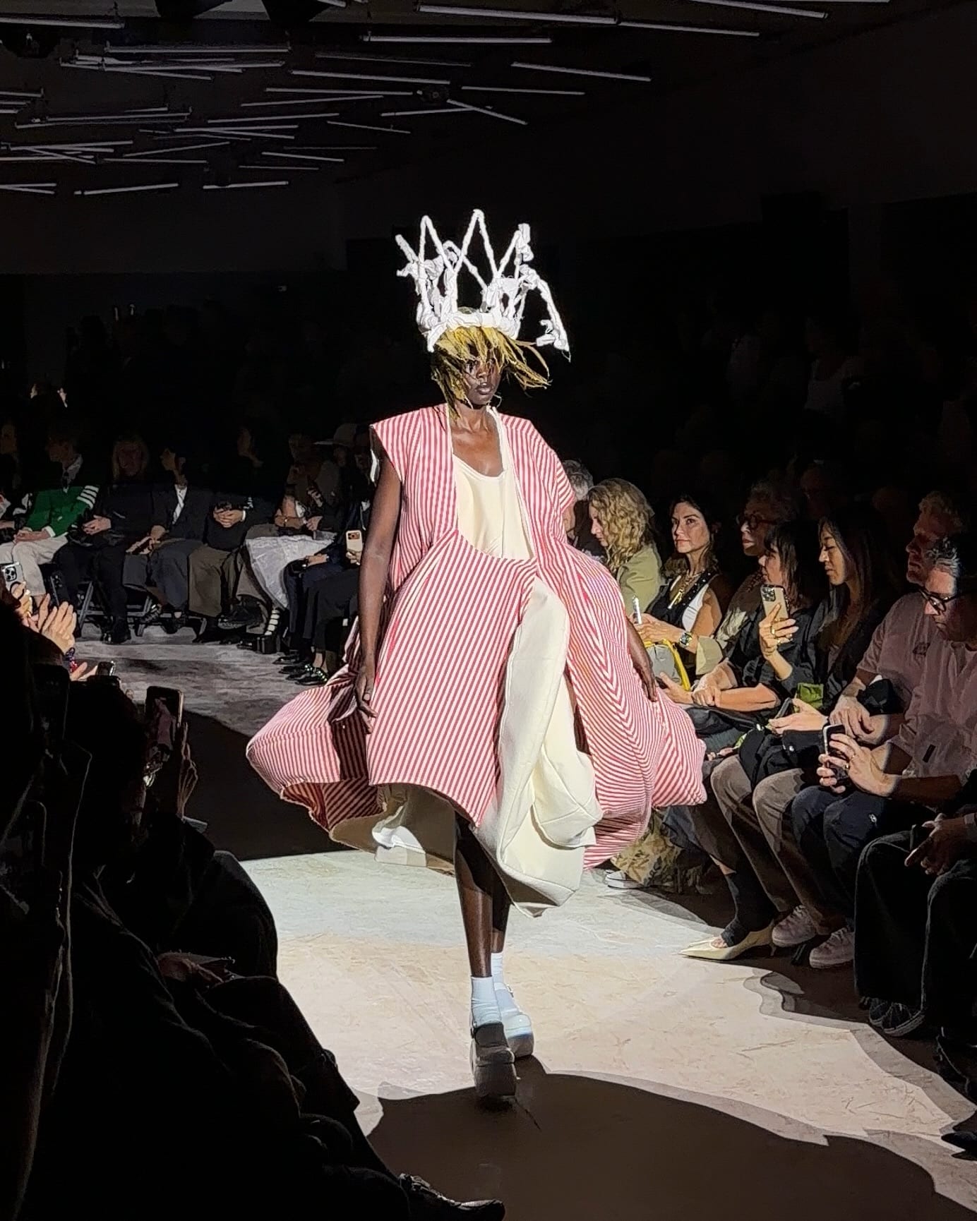 옷이 몸을 삼킨 꼼데가르송 SS27 — comme des garcons, Look 4