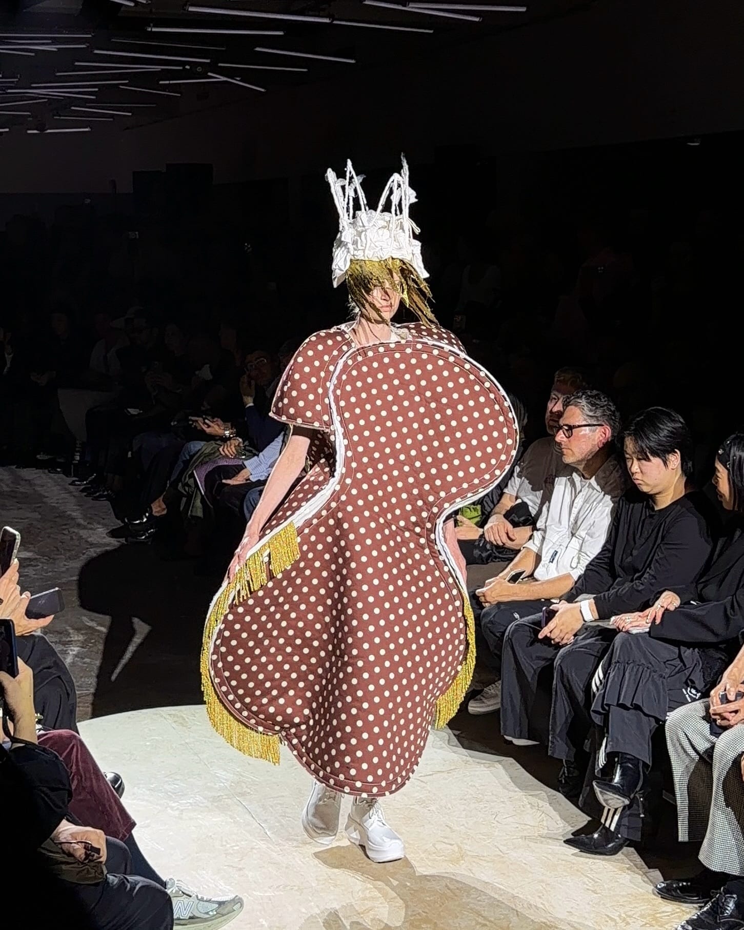 옷이 몸을 삼킨 꼼데가르송 SS27 — comme des garcons, Look 5