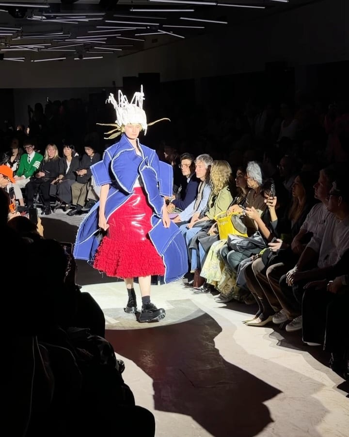 옷이 몸을 삼킨 꼼데가르송 SS27 — comme des garcons, Look 6