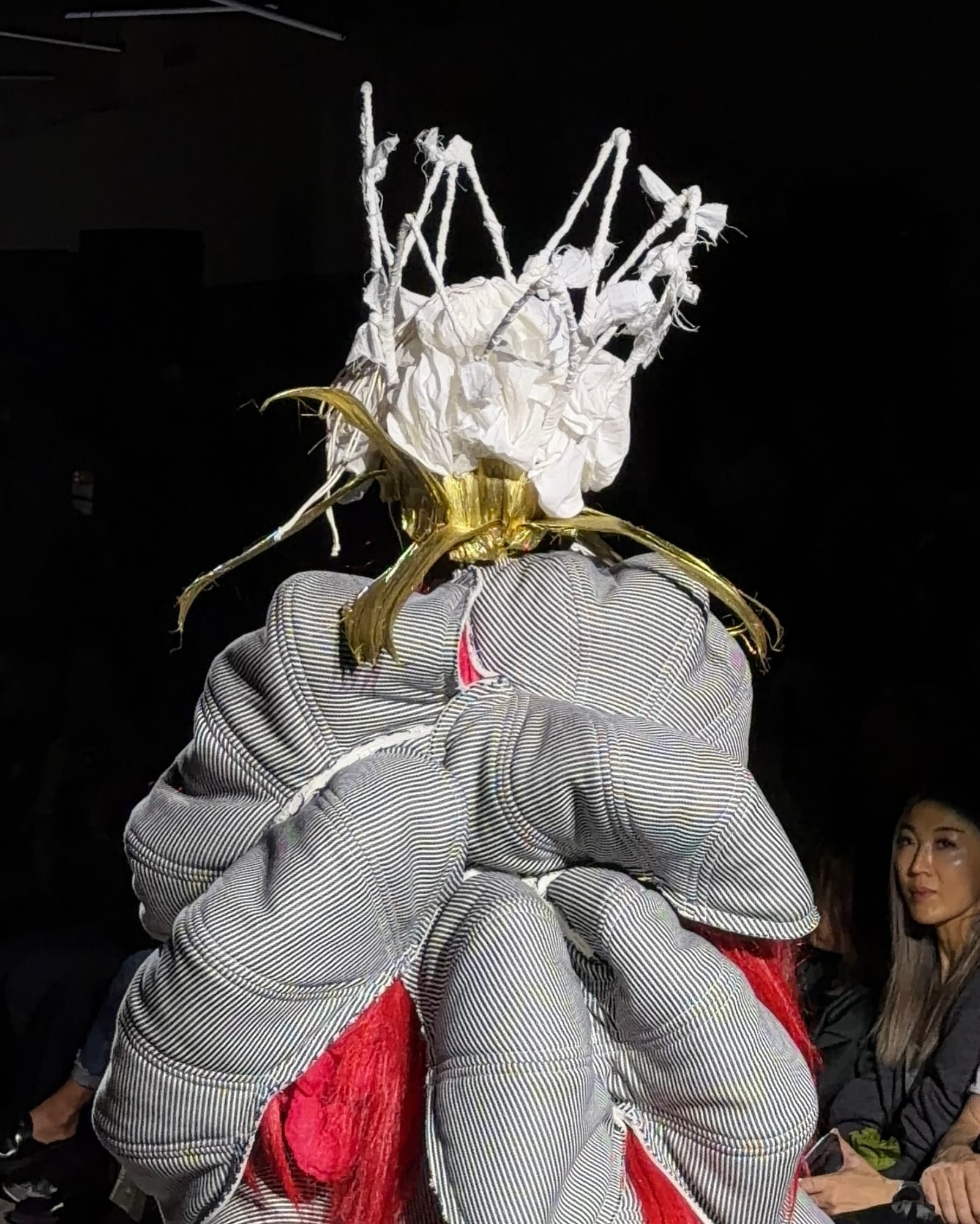 옷이 몸을 삼킨 꼼데가르송 SS27 — comme des garcons, Look 7