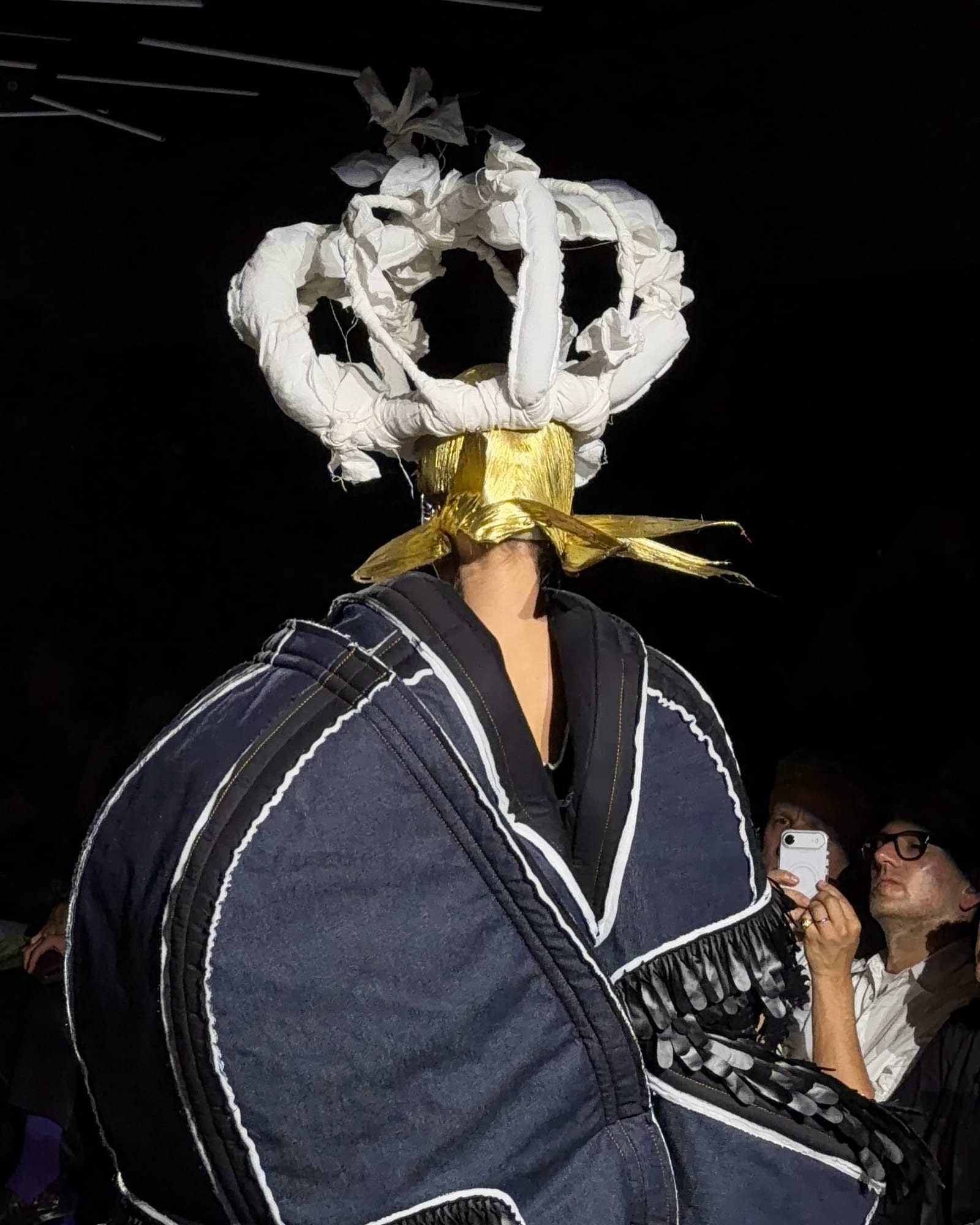 옷이 몸을 삼킨 꼼데가르송 SS27 — comme des garcons, Look 8