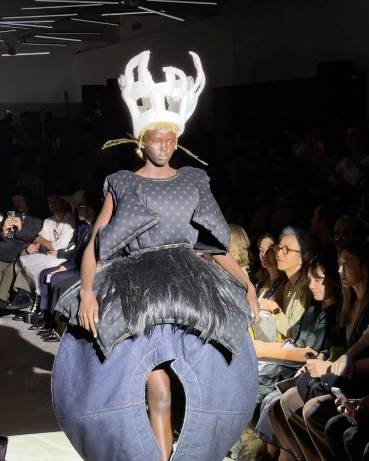 옷이 몸을 삼킨 꼼데가르송 SS27 — comme des garcons, Look 9