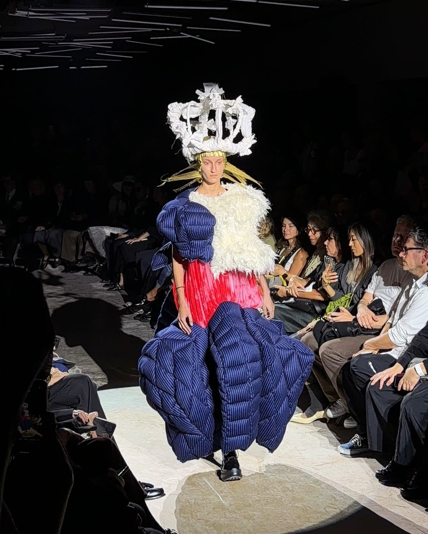 옷이 몸을 삼킨 꼼데가르송 SS27 — comme des garcons, Look 10