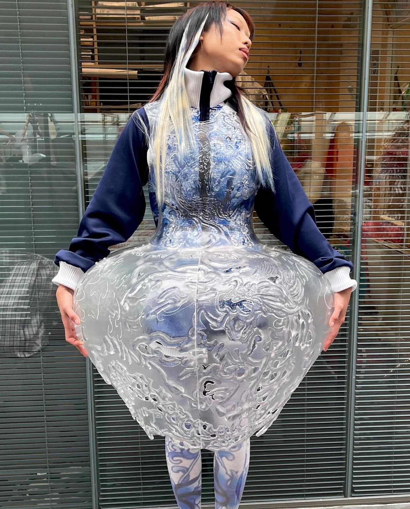 센트럴 세인트 마틴스 졸업생, 명나라 도자기를 입다 — Look 2