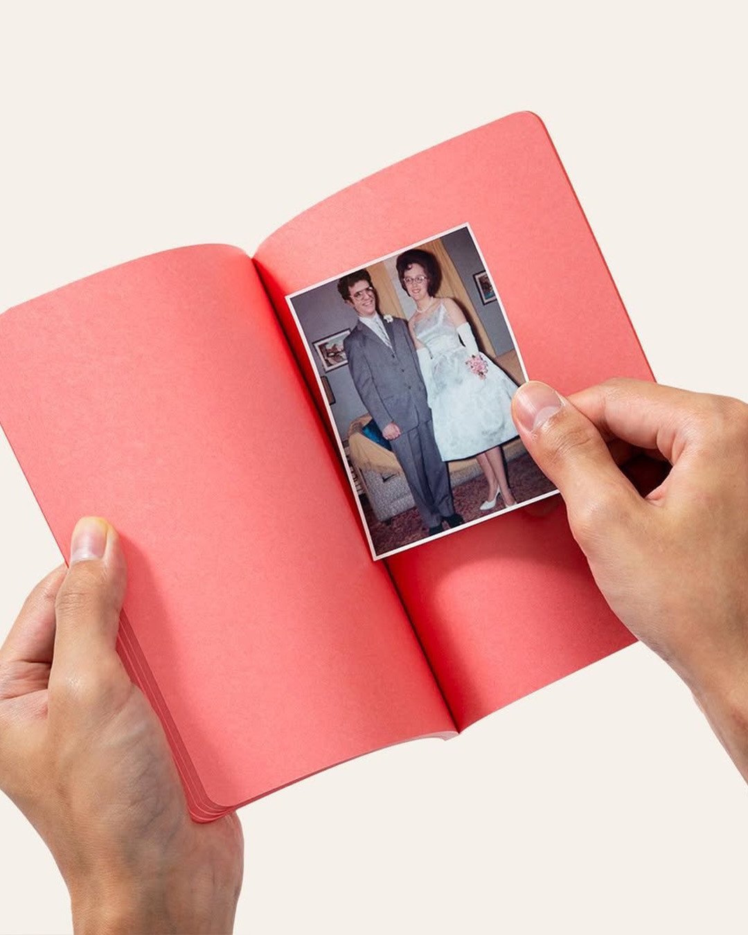 한 남자의 얼굴로 만든 가짜 커플 사진집, 사랑의 본질을 묻다 — Look 4