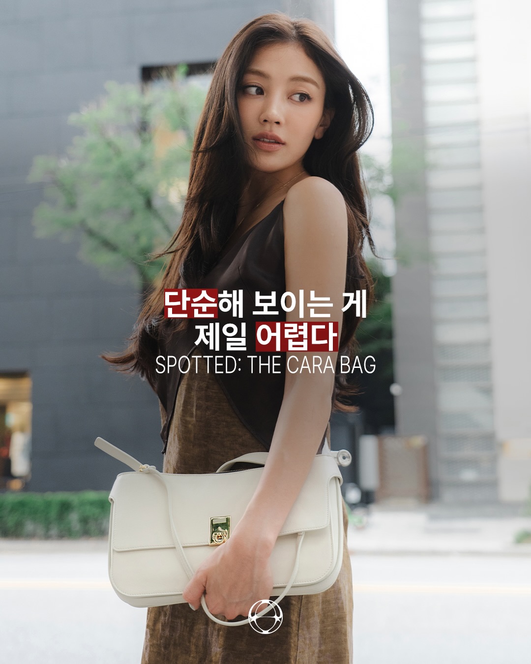 가방 하나에 100개 부속, 지효가 든 페라가모 카라 백 — Cover