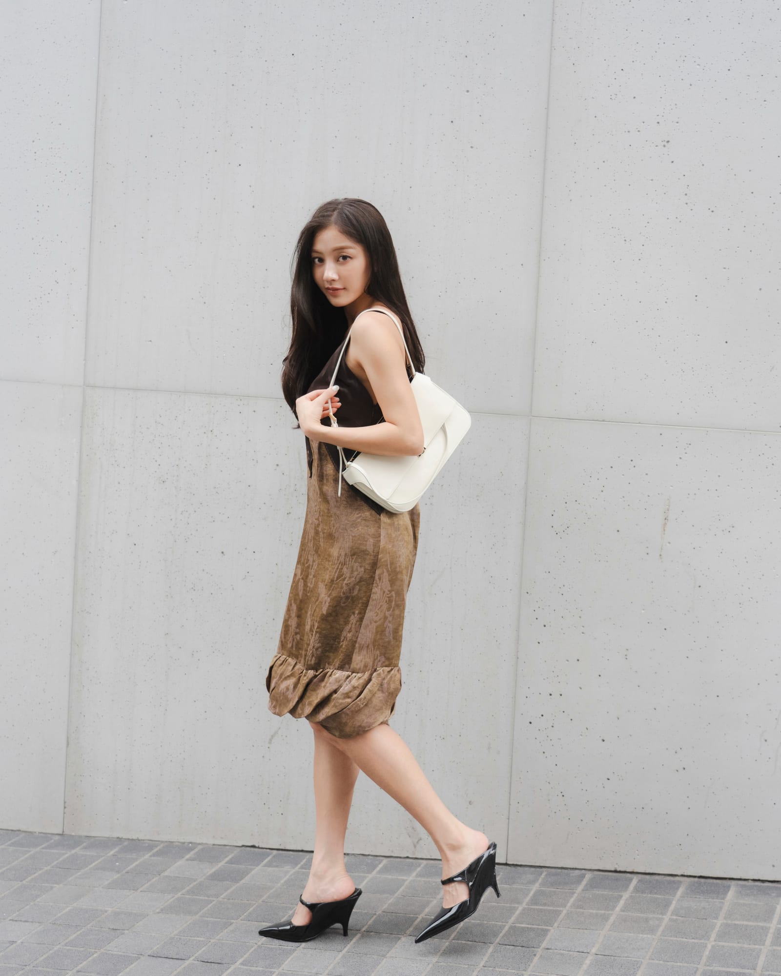 가방 하나에 100개 부속, 지효가 든 페라가모 카라 백 — ferragamo, Look 3