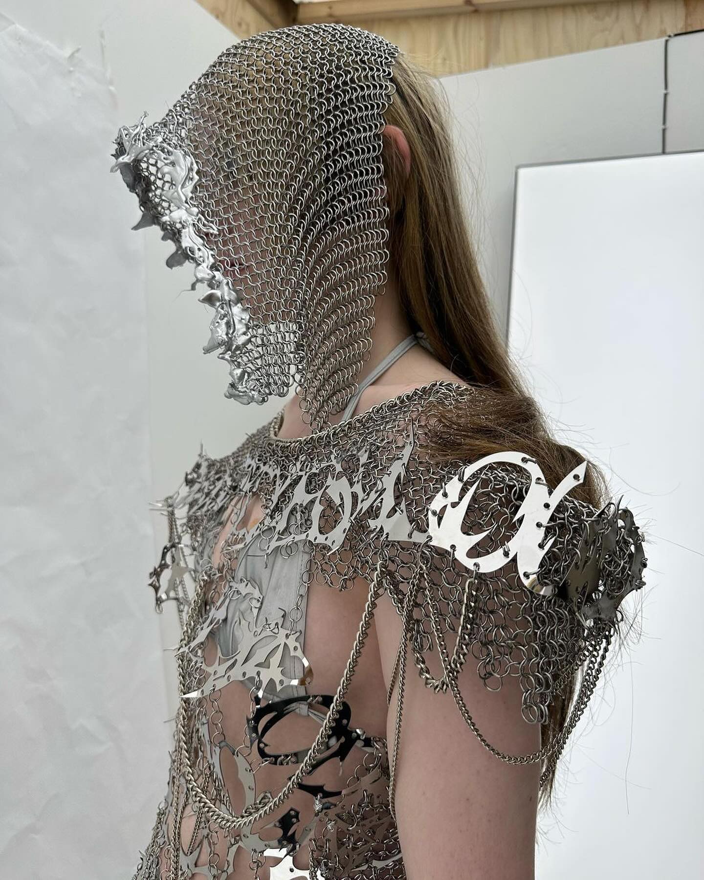 XI SCORPII, 메탈릭 퓨처리즘으로 경계를 넘다 — Look 8