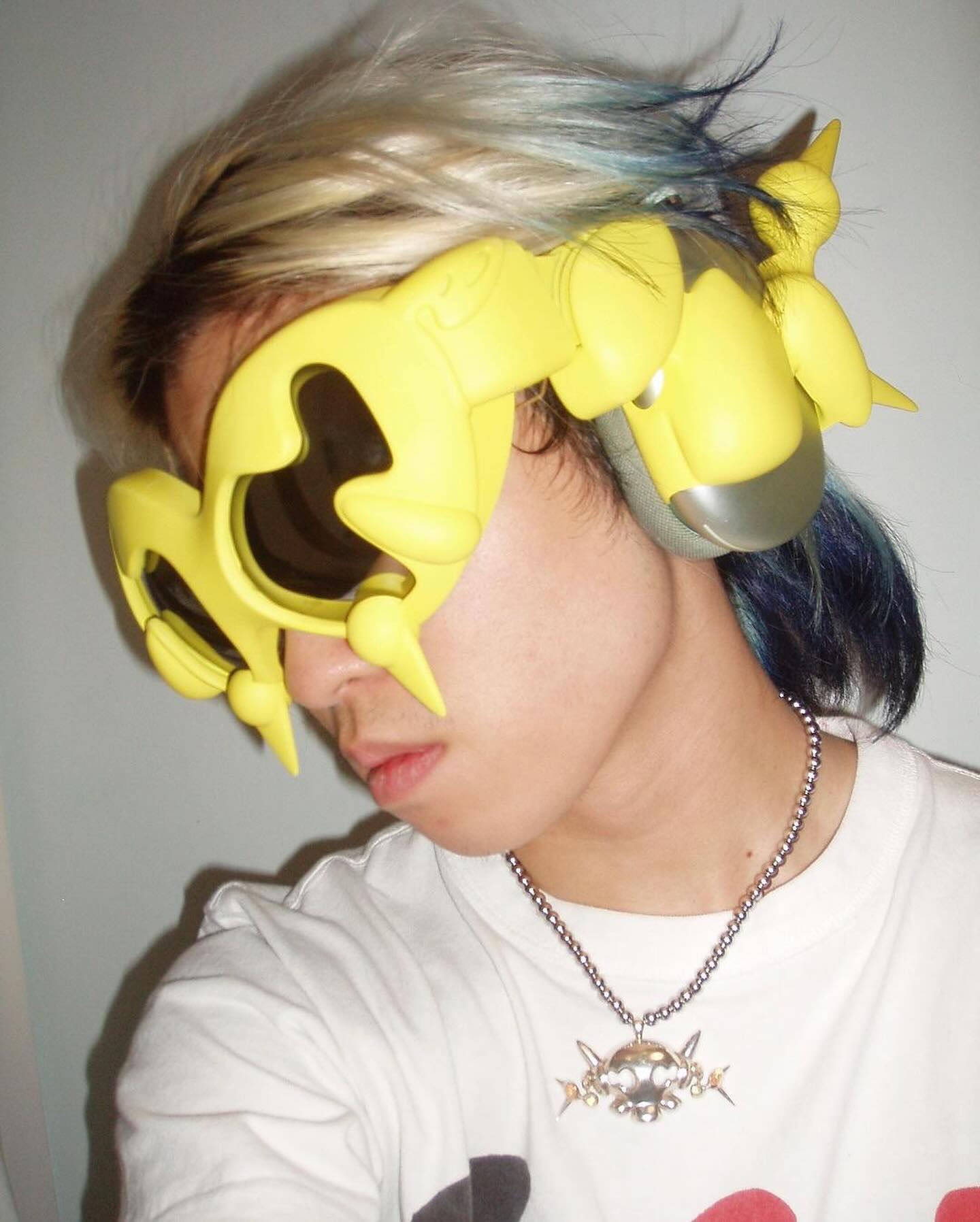 착탈식 하이브리드 선글라스, 슈퍼빌런 감성으로 미래를 입다 — Look 2