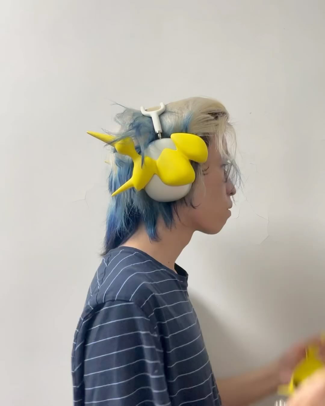 착탈식 하이브리드 선글라스, 슈퍼빌런 감성으로 미래를 입다 — Look 4