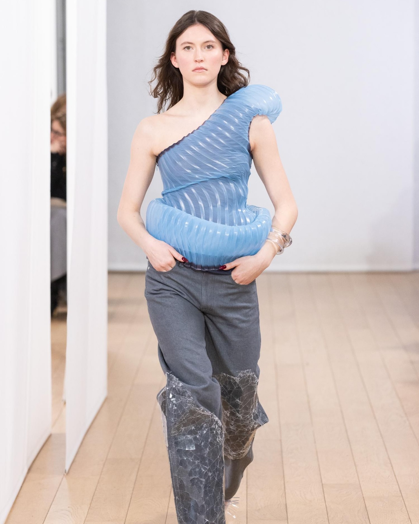 유리의 이중성, 감정을 입다 — Look 4