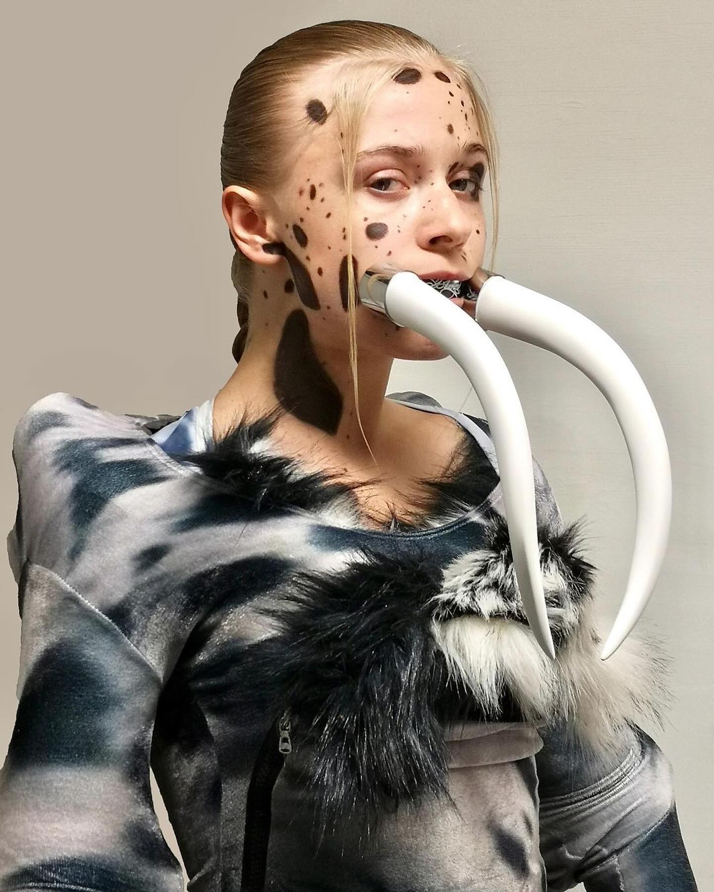 매머드 엄니를 입에 문 패션, 주아니타 케어의 도발적 액세서리 — Look 2