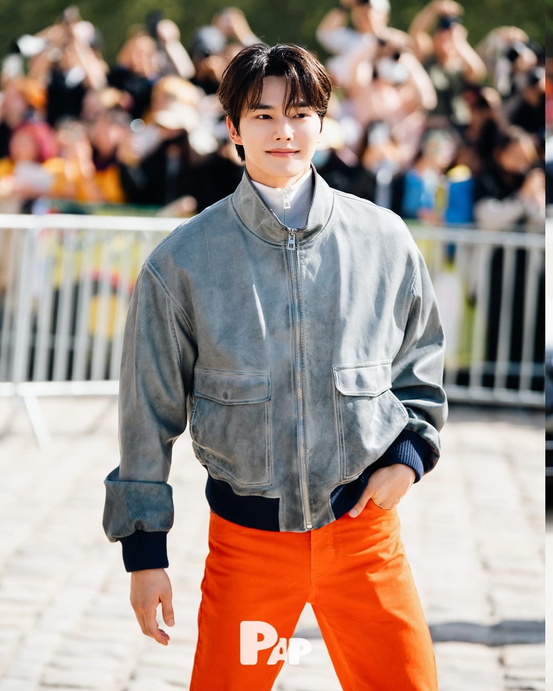 로에베 SS27 쇼장 앞 송강, 파리 거리를 화보로 만들다 — song kang, Look 2