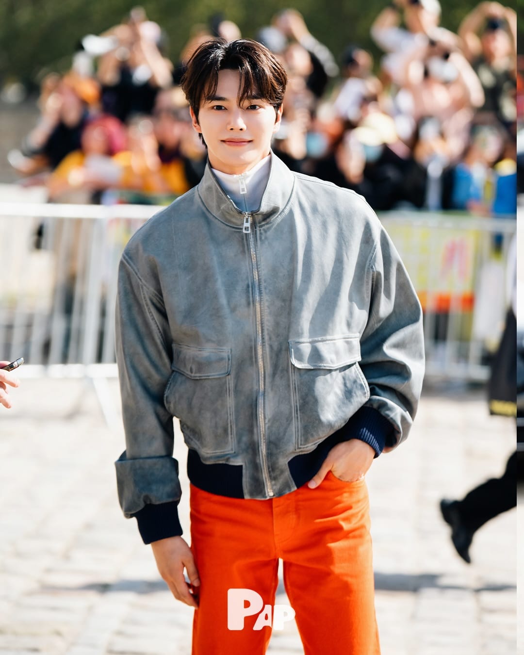 로에베 SS27 쇼장 앞 송강, 파리 거리를 화보로 만들다 — song kang, Look 3